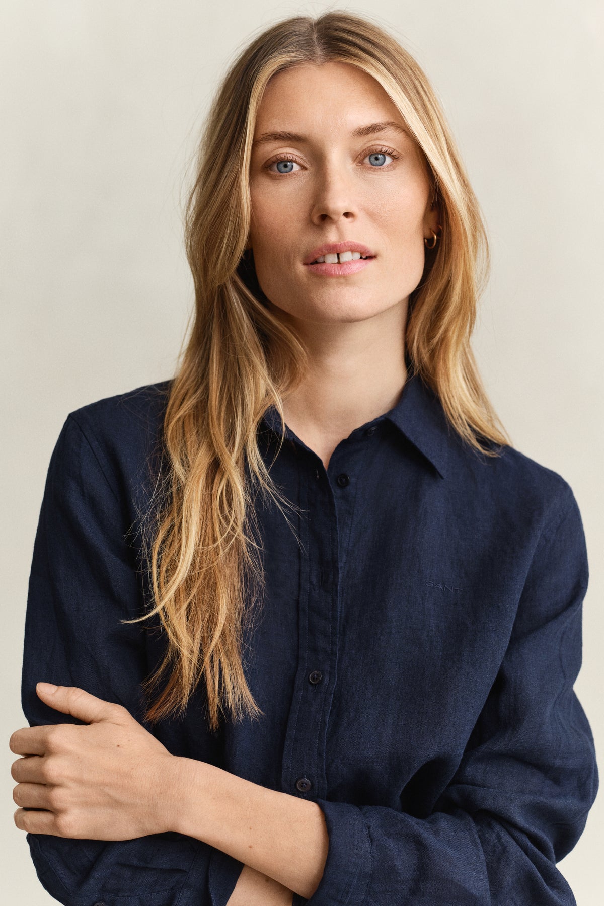 EVENING BLUE, REG LINEN LS SHIRT, CLOSE-UP BY GANT AU.
