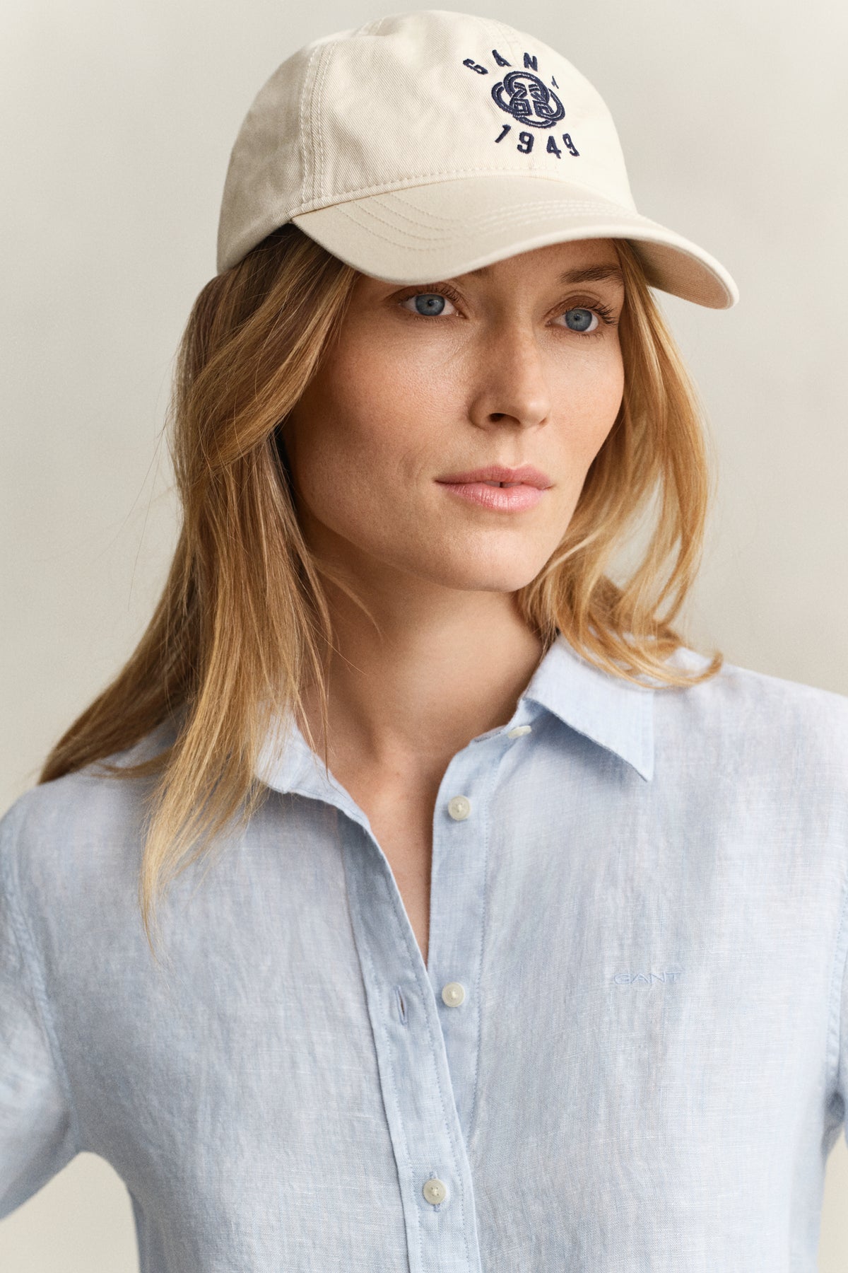 LIGHT BLUE, REG LINEN LS SHIRT, CLOSE-UP BY GANT AU.