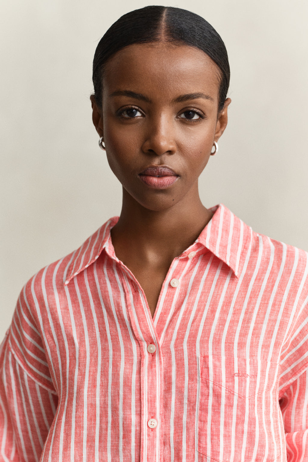 PERFECT RED, REL STRIPED LINEN LS SHIRT, CLOSE-UP BY GANT AU.