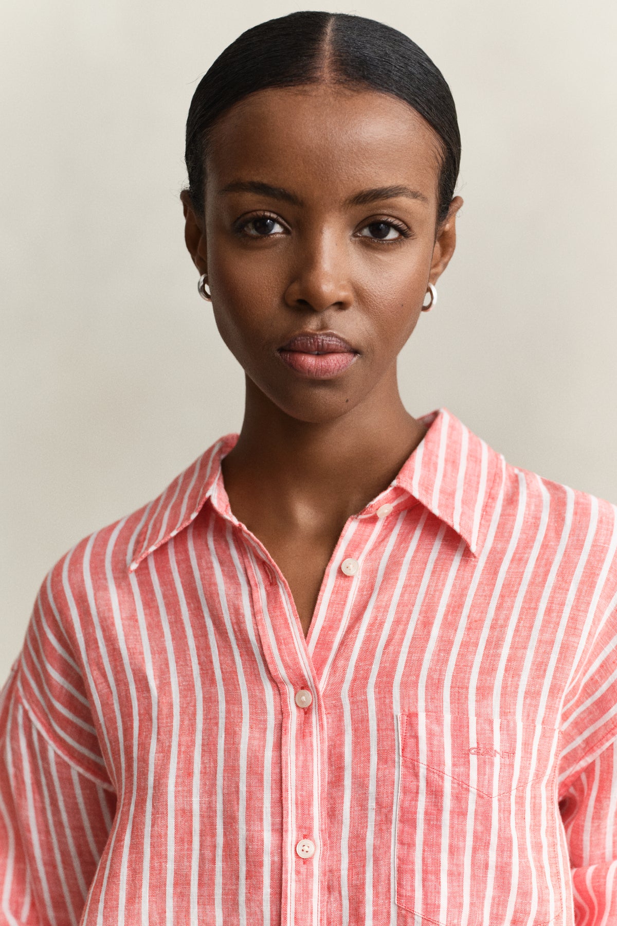 PERFECT RED, REL STRIPED LINEN LS SHIRT, CLOSE-UP BY GANT AU.