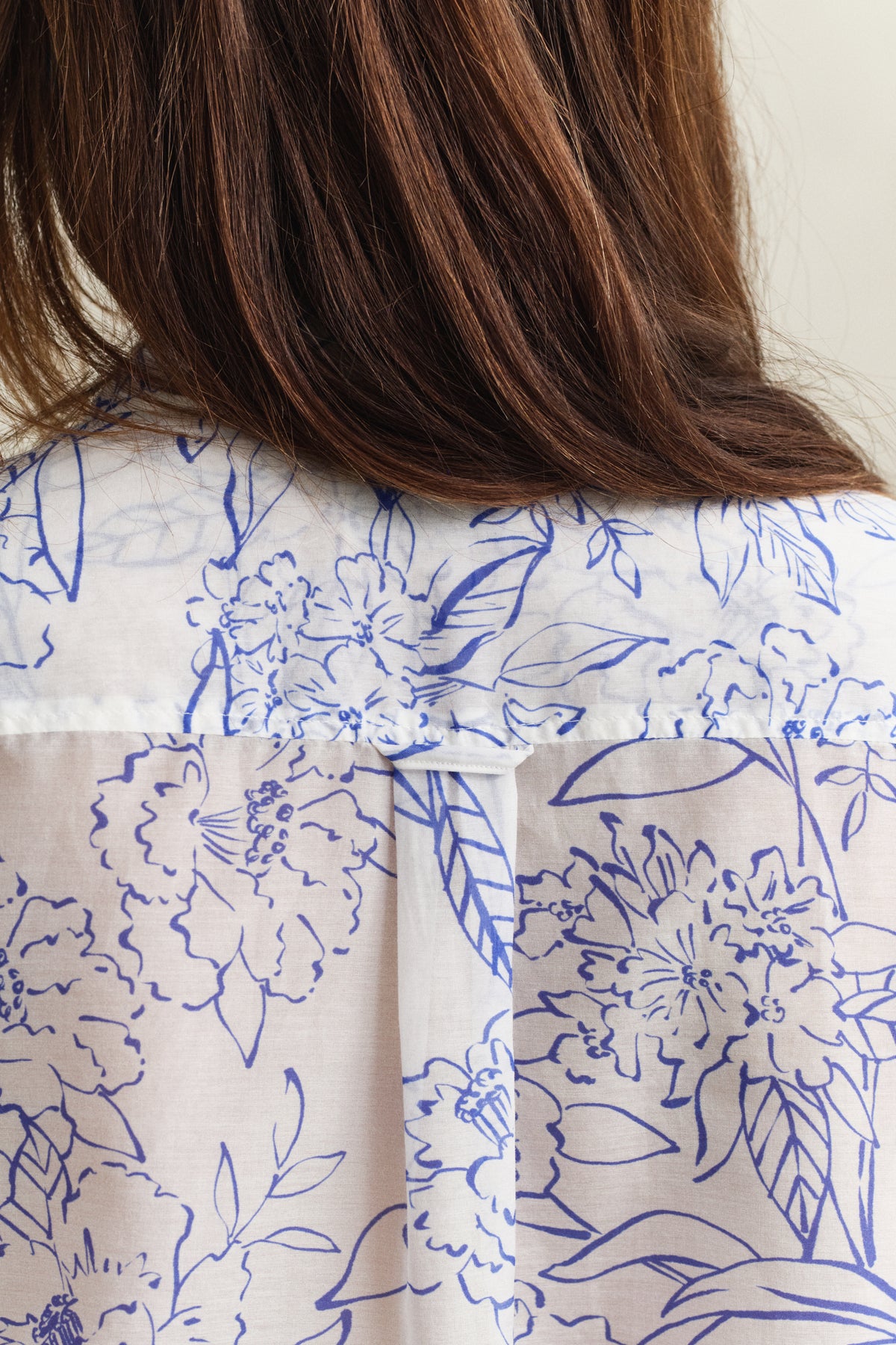 WHITE, REL FLORAL PRINT CTN SILK SHIRT, CLOSE-UP BY GANT AU.