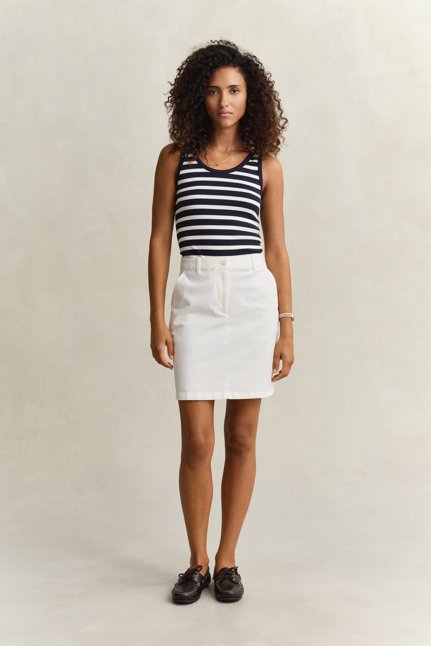 EGGSHELL, CHINO SKIRT, FRONT-VIEW BY GANT AU.