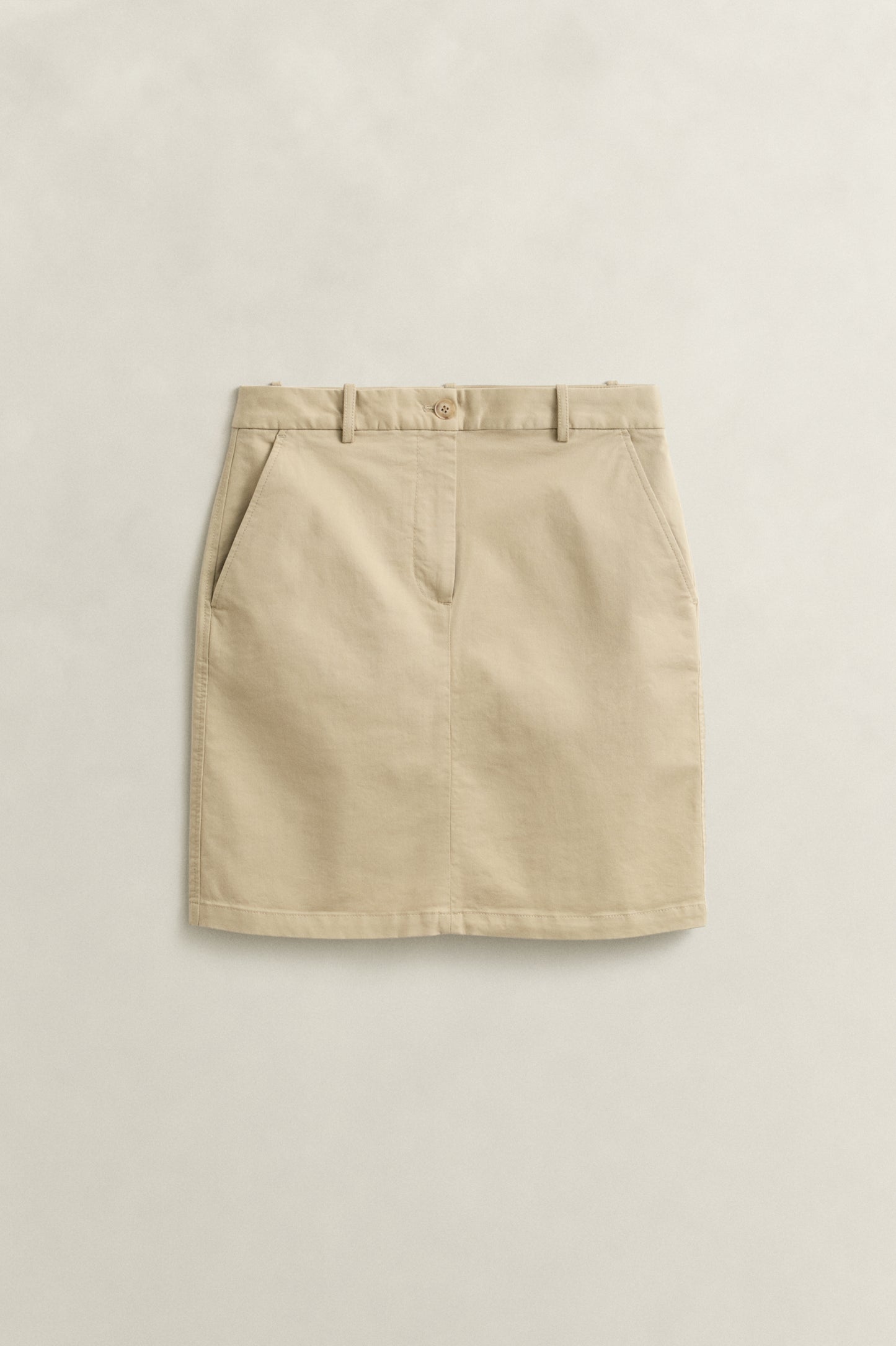 OAT BEIGE, CHINO SKIRT, FLAT-LAY BY GANT AU.