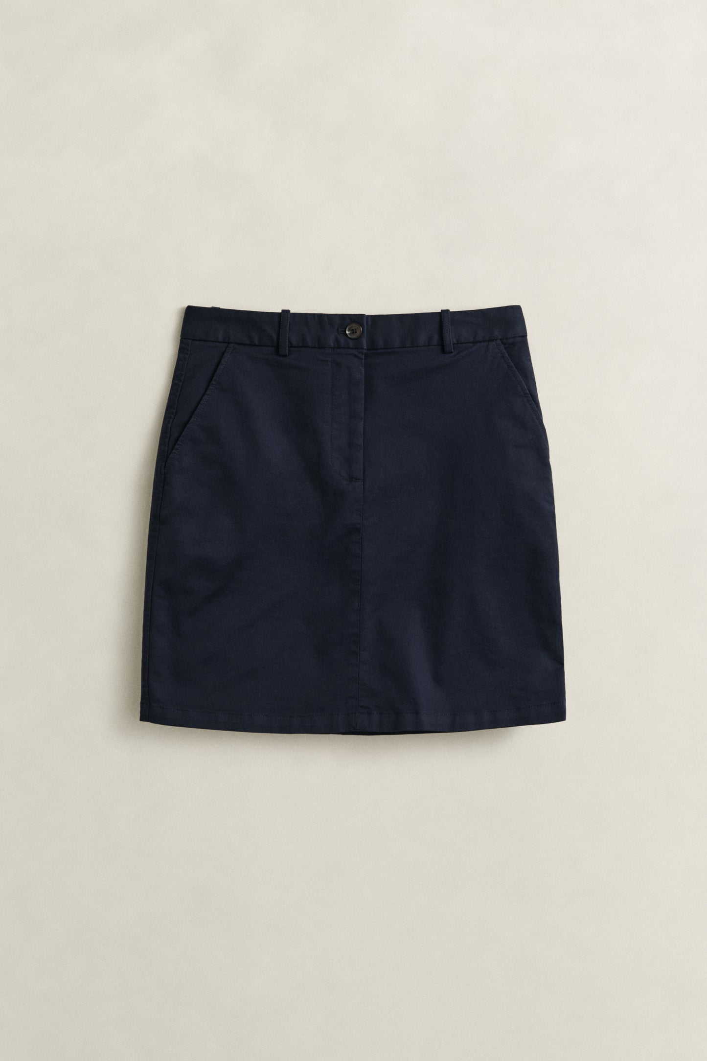 EVENING BLUE, CHINO SKIRT, FLAT-LAY BY GANT AU.