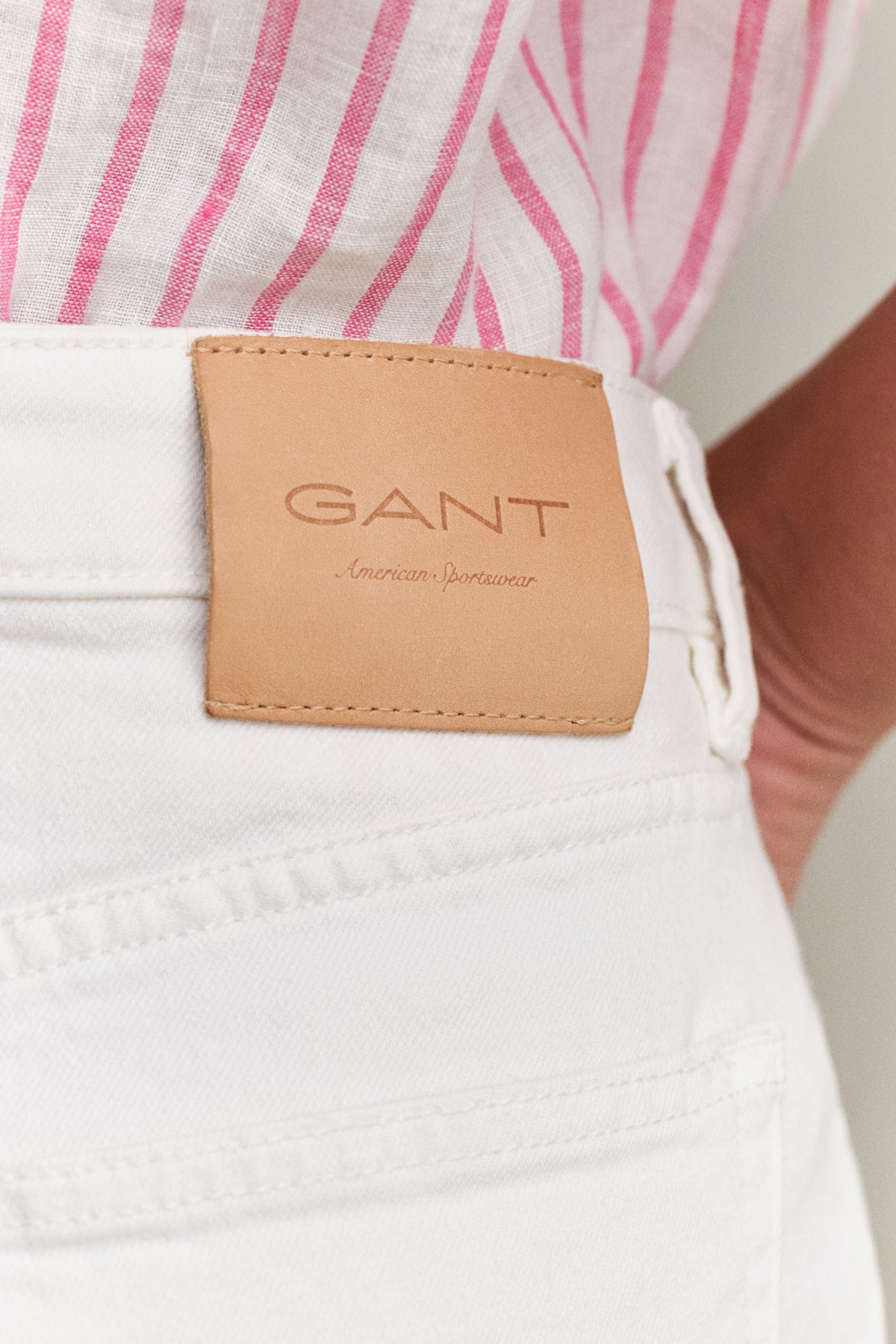 EGGSHELL, DENIM SHORT SKIRT, CLOSE-UP BY GANT AU.