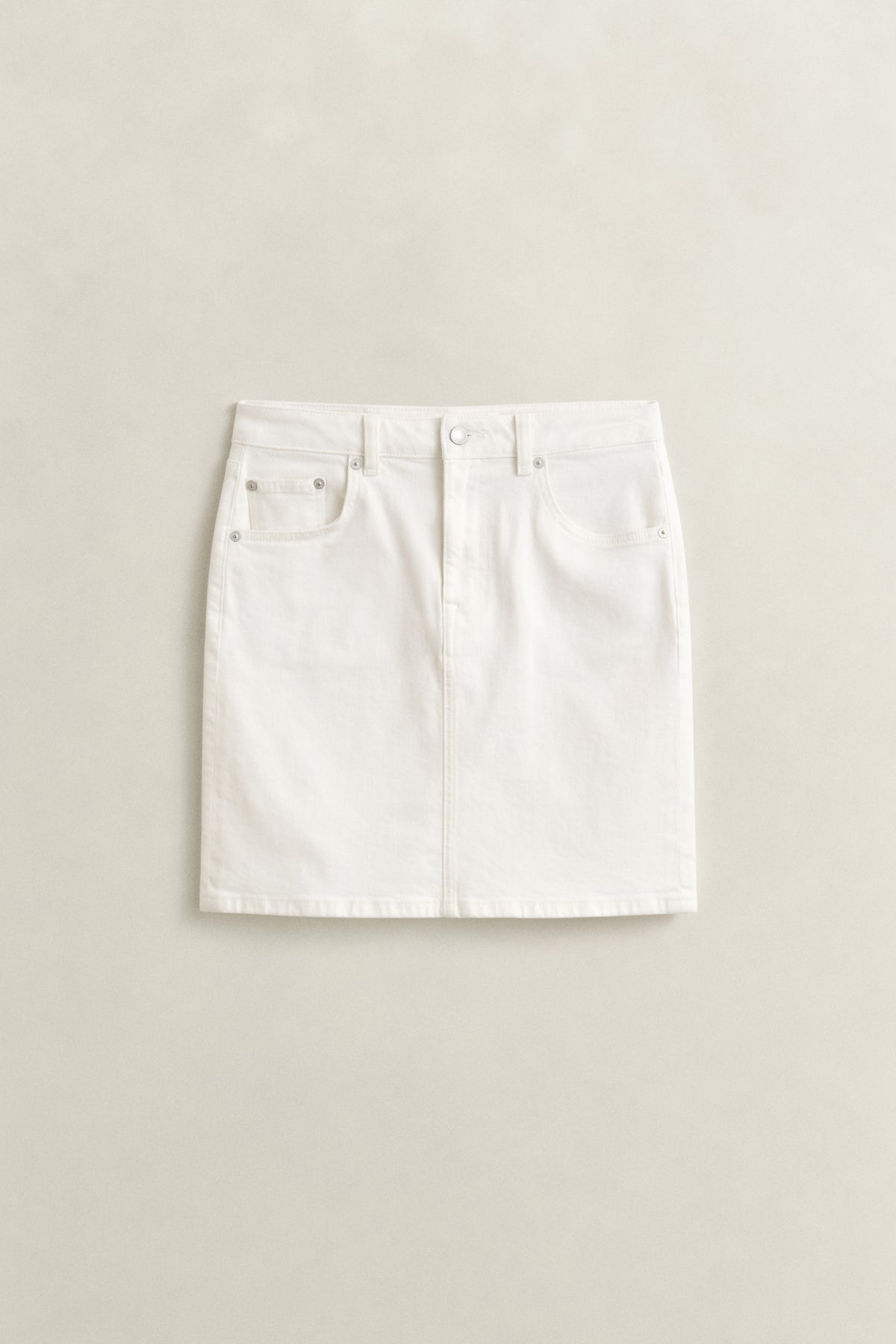 EGGSHELL, DENIM SHORT SKIRT, FRONT-VIEW BY GANT AU.
