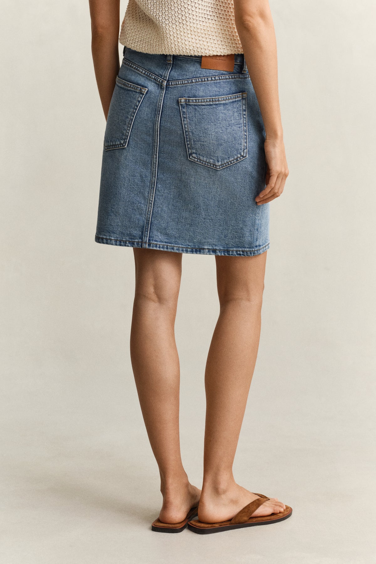 SEMI LIGHT BLUE BROKEN IN, DENIM SHORT SKIRT, BACK-VIEW BY GANT AU.