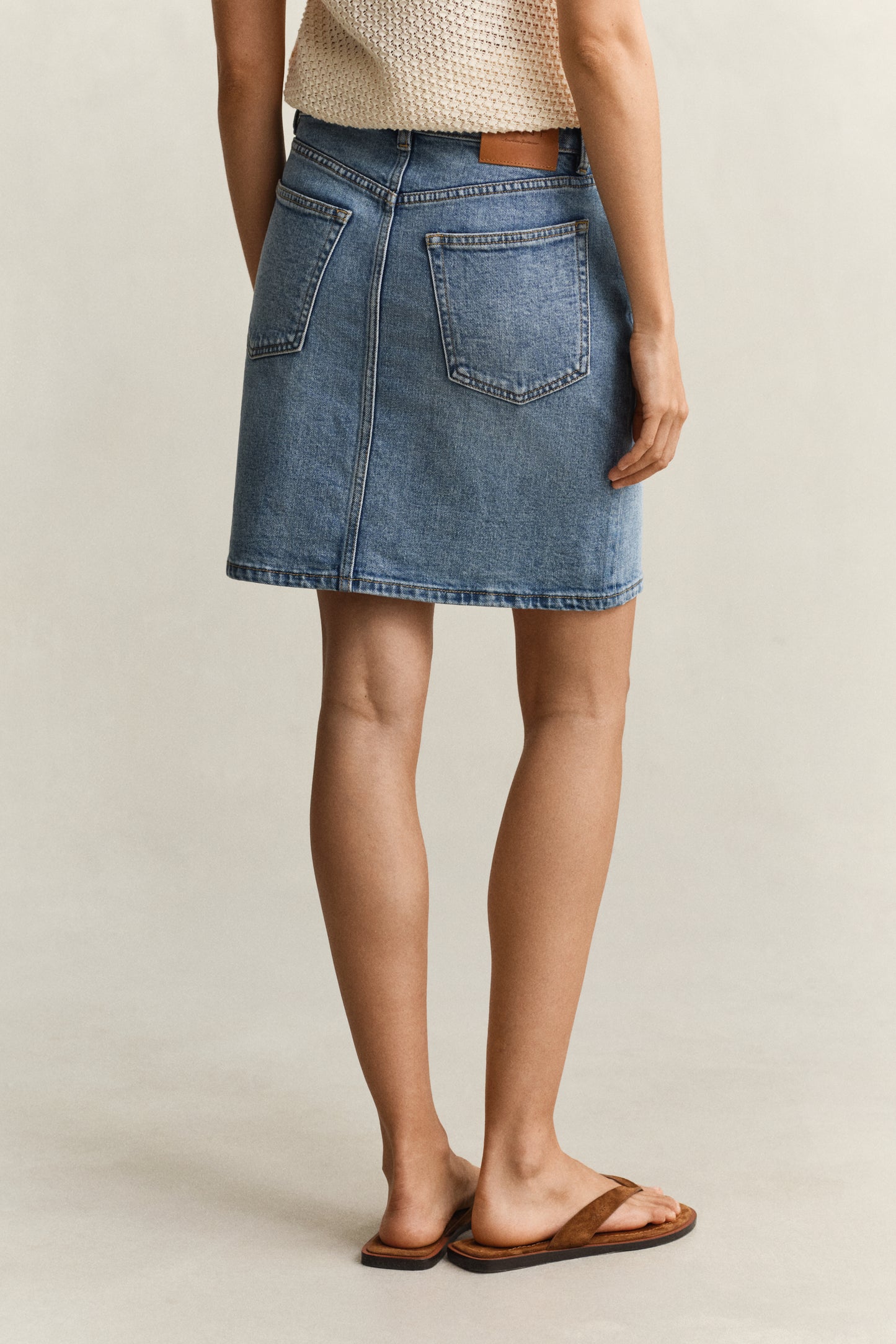 SEMI LIGHT BLUE BROKEN IN, DENIM SHORT SKIRT, BACK-VIEW BY GANT AU.