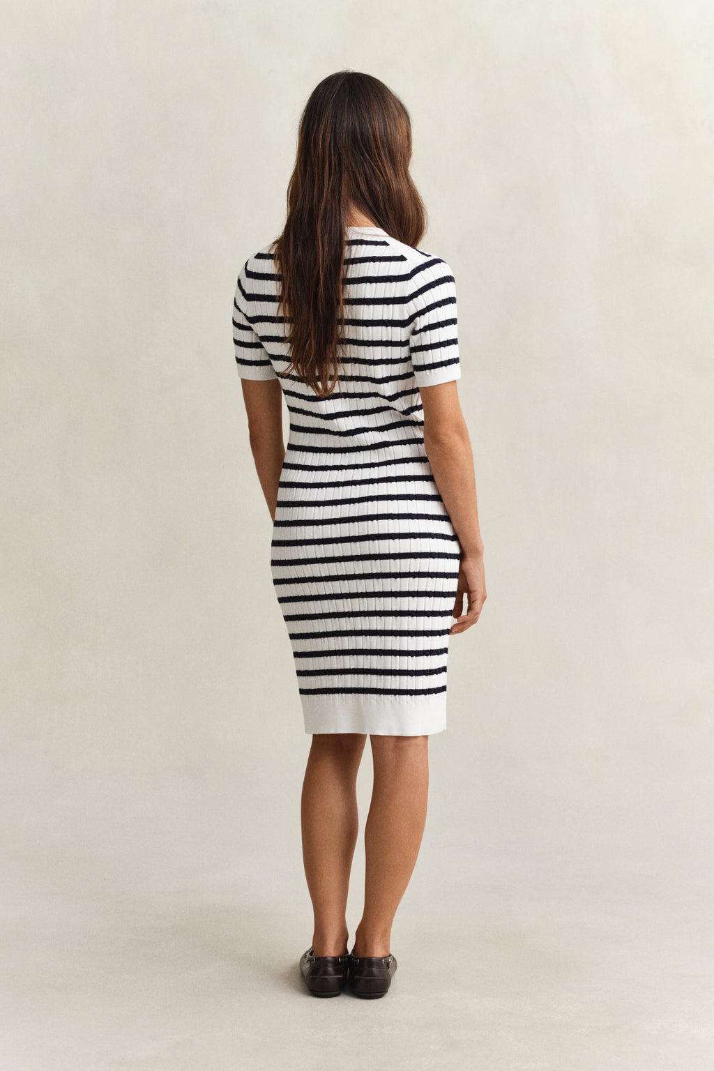 EGGSHELL, STRETCH COTTON CABLE SS DRESS, BACK-VIEW BY GANT AU.