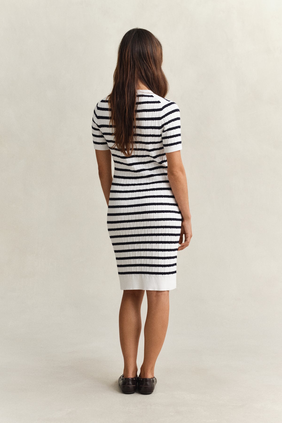EGGSHELL, STRETCH COTTON CABLE SS DRESS, BACK-VIEW BY GANT AU.