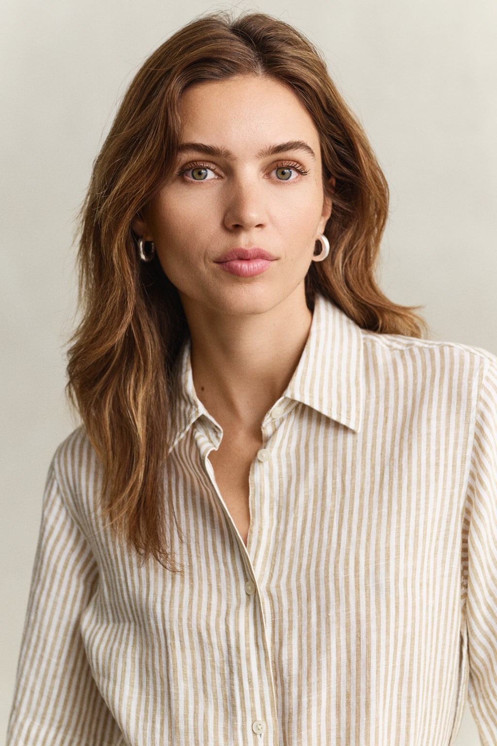 MODEL WEARING STRIPED LINEN SS SHIRT DRESS
