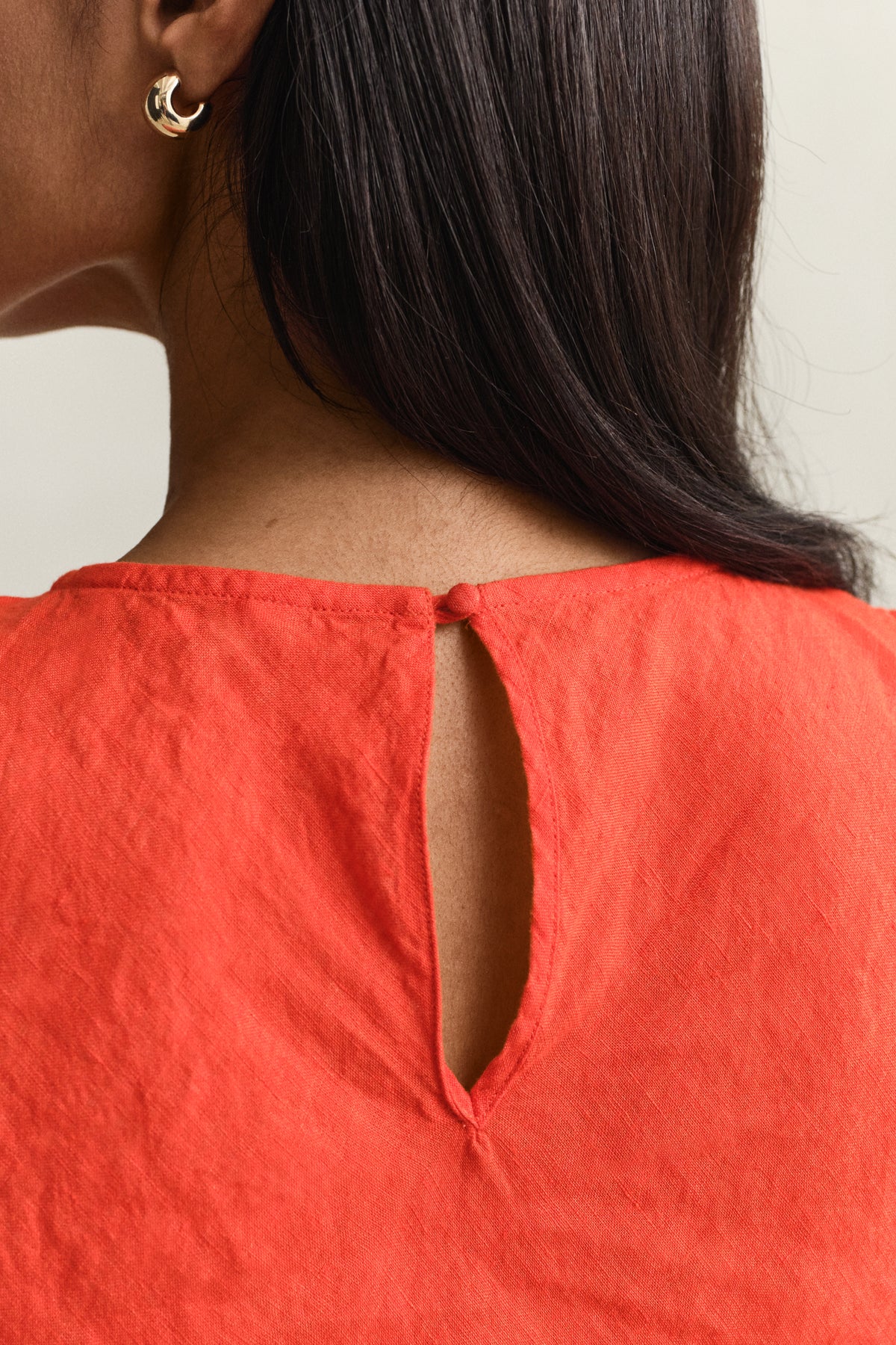 PERFECT RED, LINEN BIAS CUT MIDI DRESS, CLOSE-UP BY GANT AU.