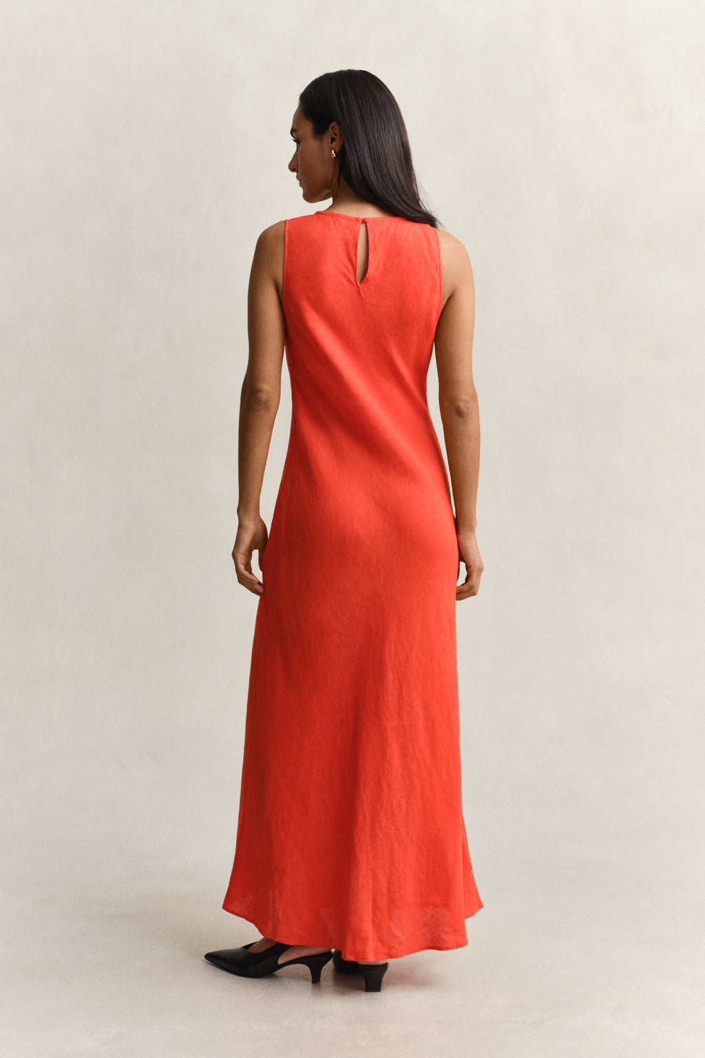 PERFECT RED, LINEN BIAS CUT MIDI DRESS, BACK-VIEW BY GANT AU.