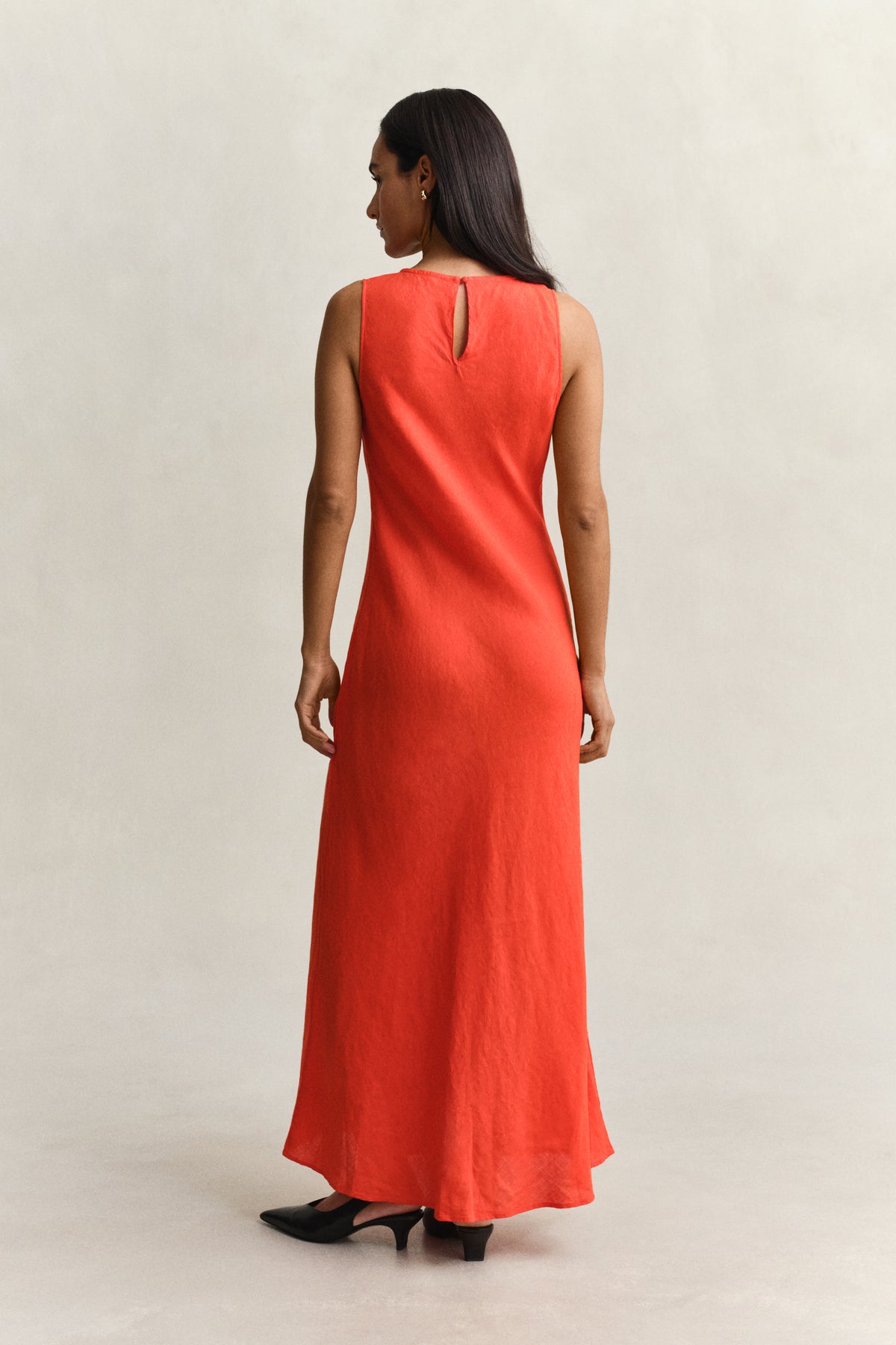 PERFECT RED, LINEN BIAS CUT MIDI DRESS, BACK-VIEW BY GANT AU.