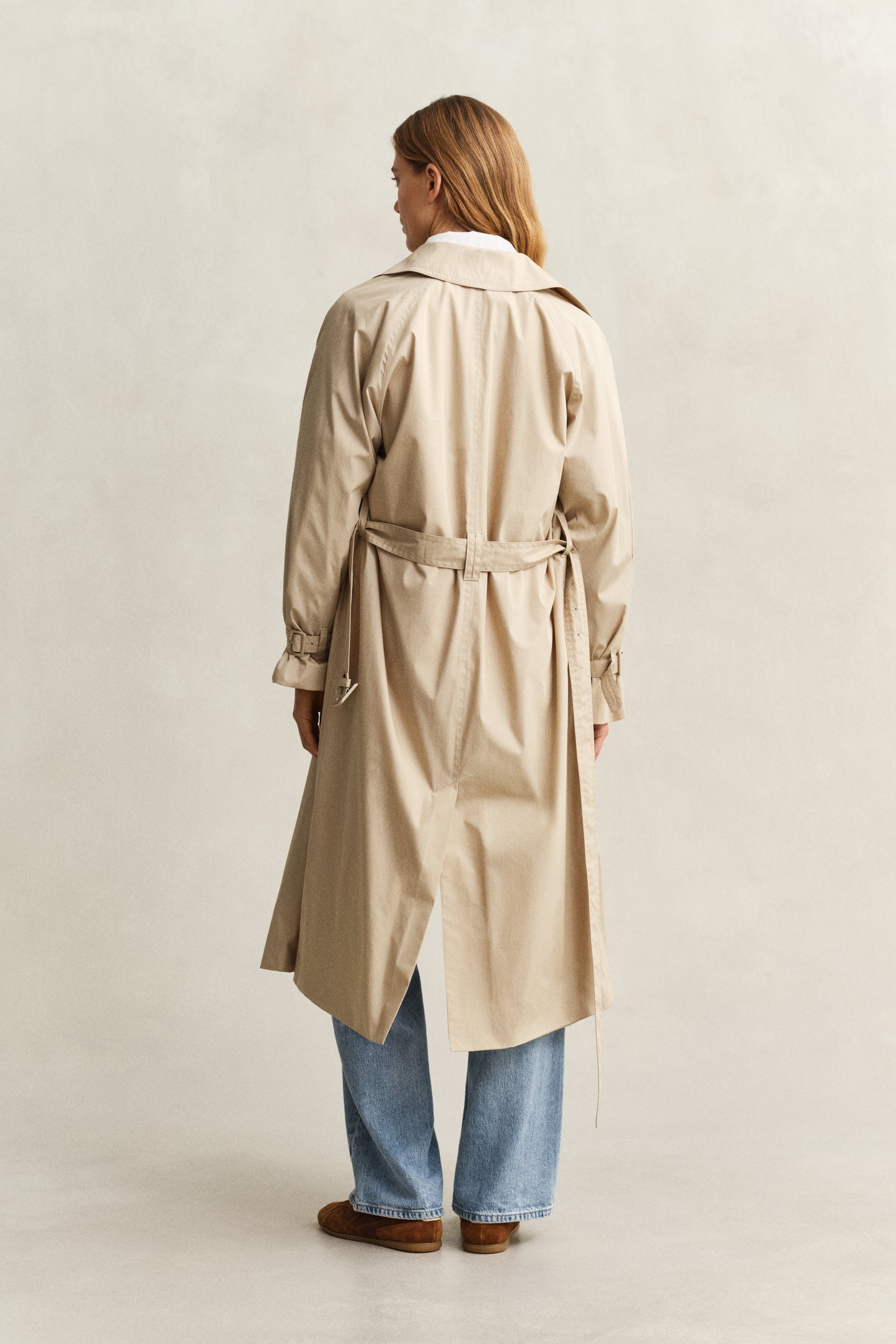 OAT BEIGE, LIGHTWEIGHT TRENCH COAT, BACK-VIEW BY GANT AU.