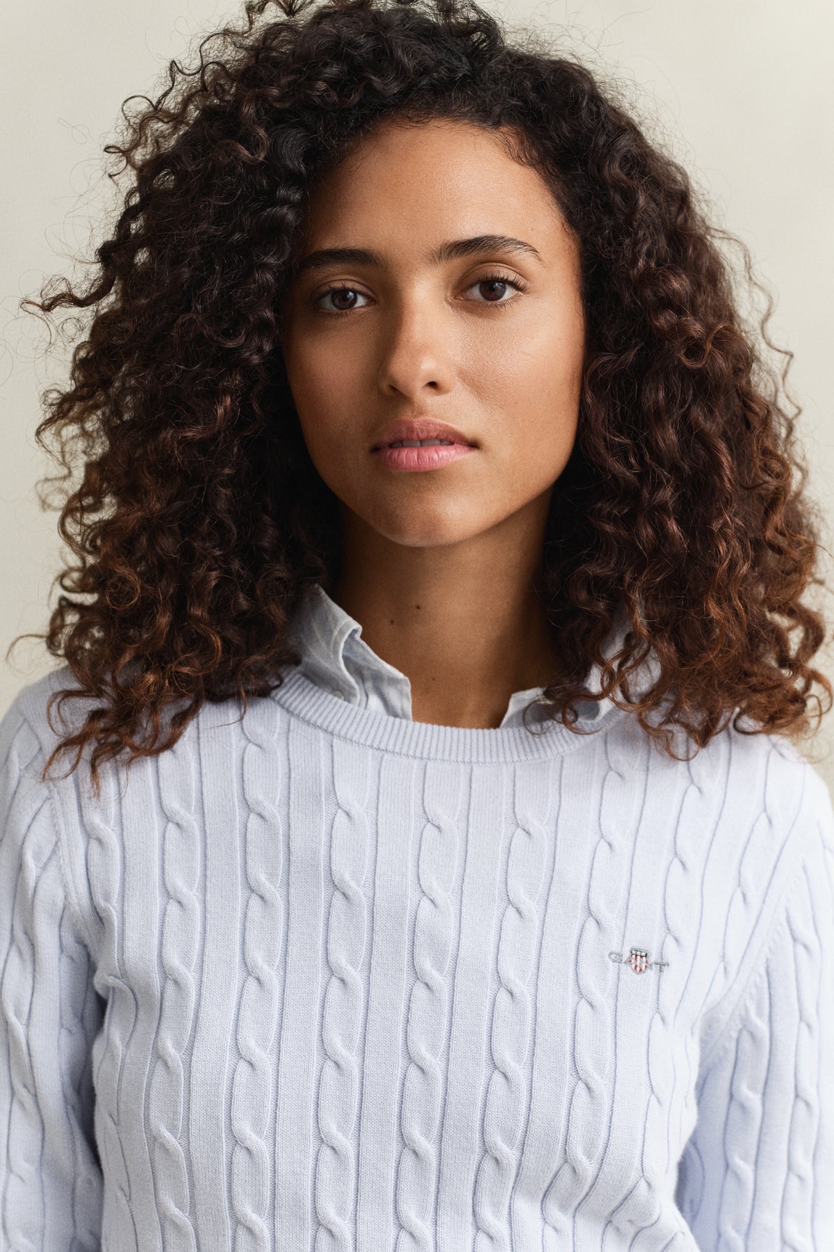 LIGHT BLUE, STRETCH COTTON CABLE C-NECK, CLOSE-UP BY GANT AU.