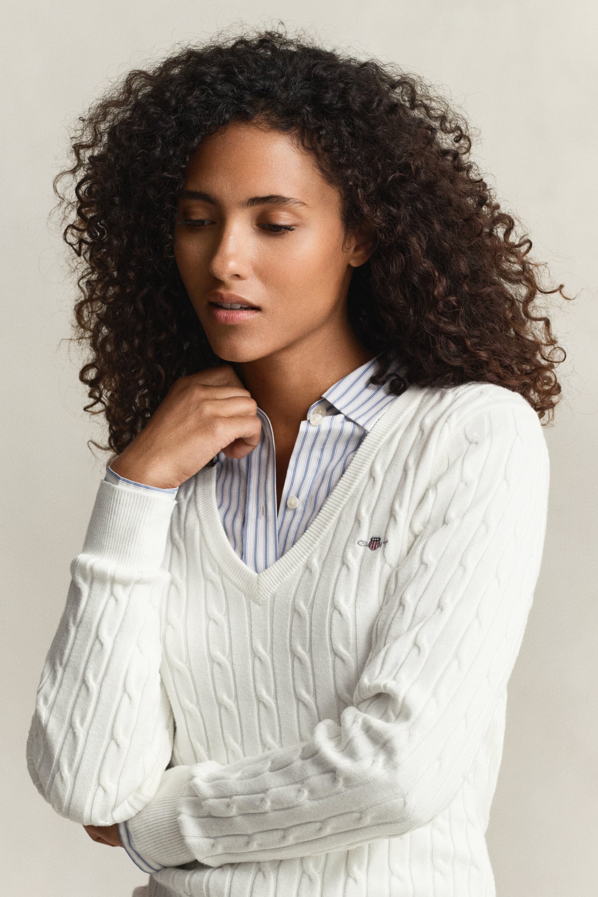 EGGSHELL, STRETCH COTTON CABLE V-NECK, CLOSE-UP BY GANT AU.