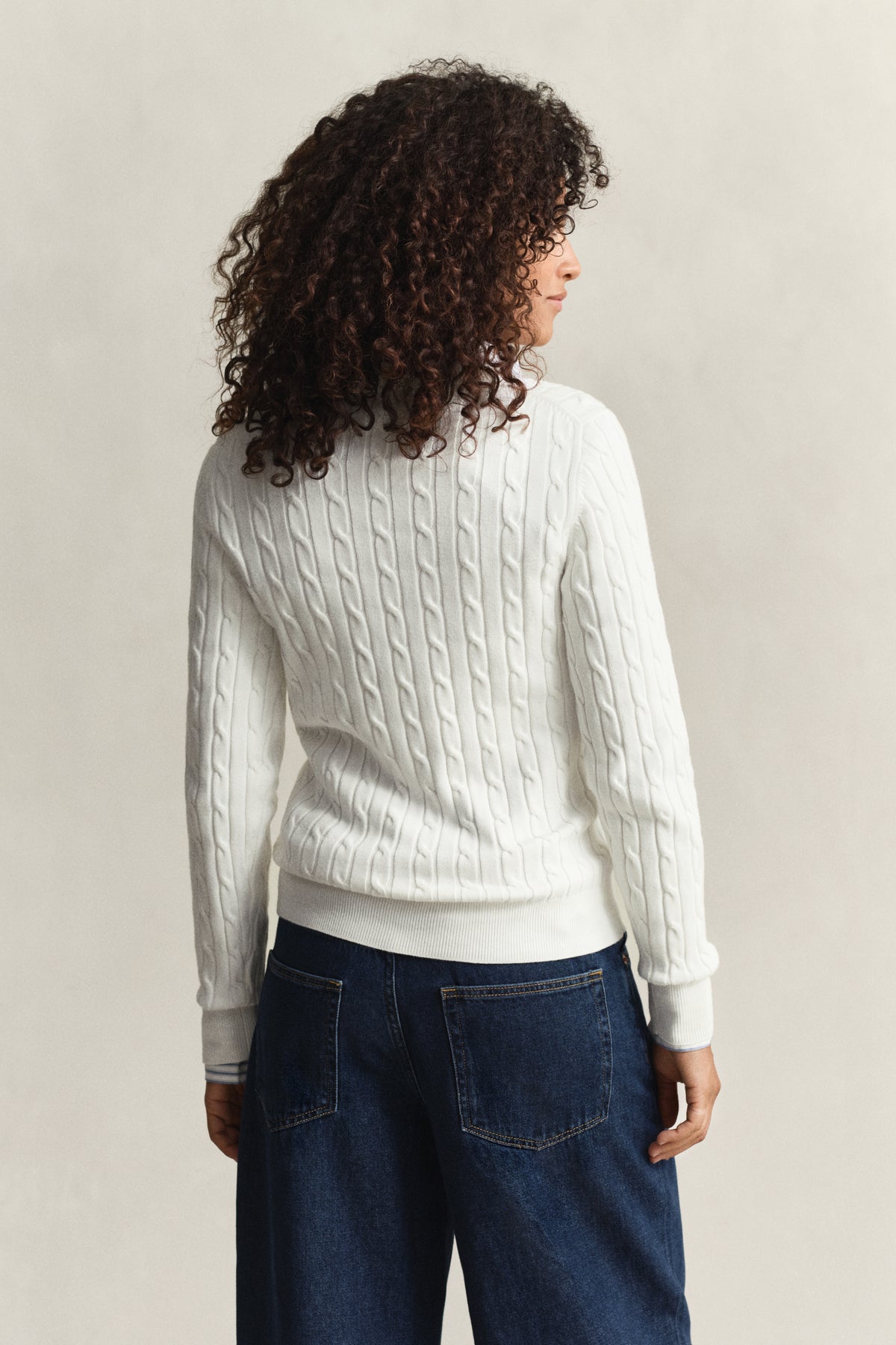 EGGSHELL, STRETCH COTTON CABLE V-NECK, BACK-VIEW BY GANT AU.