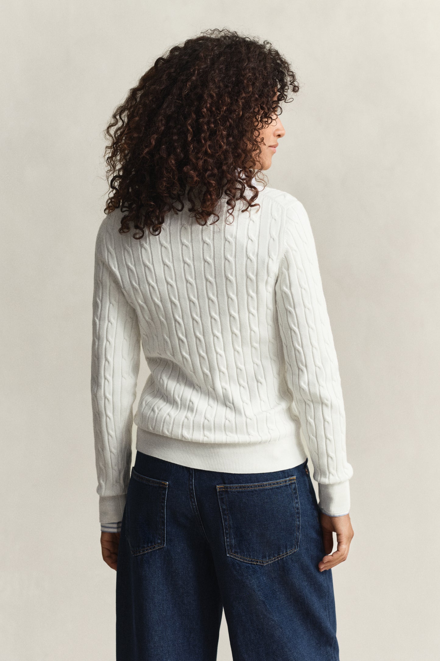 EGGSHELL, STRETCH COTTON CABLE V-NECK, BACK-VIEW BY GANT AU.