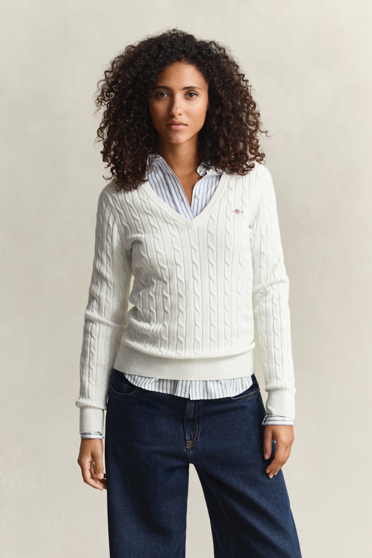EGGSHELL, STRETCH COTTON CABLE V-NECK BY GANT AU.