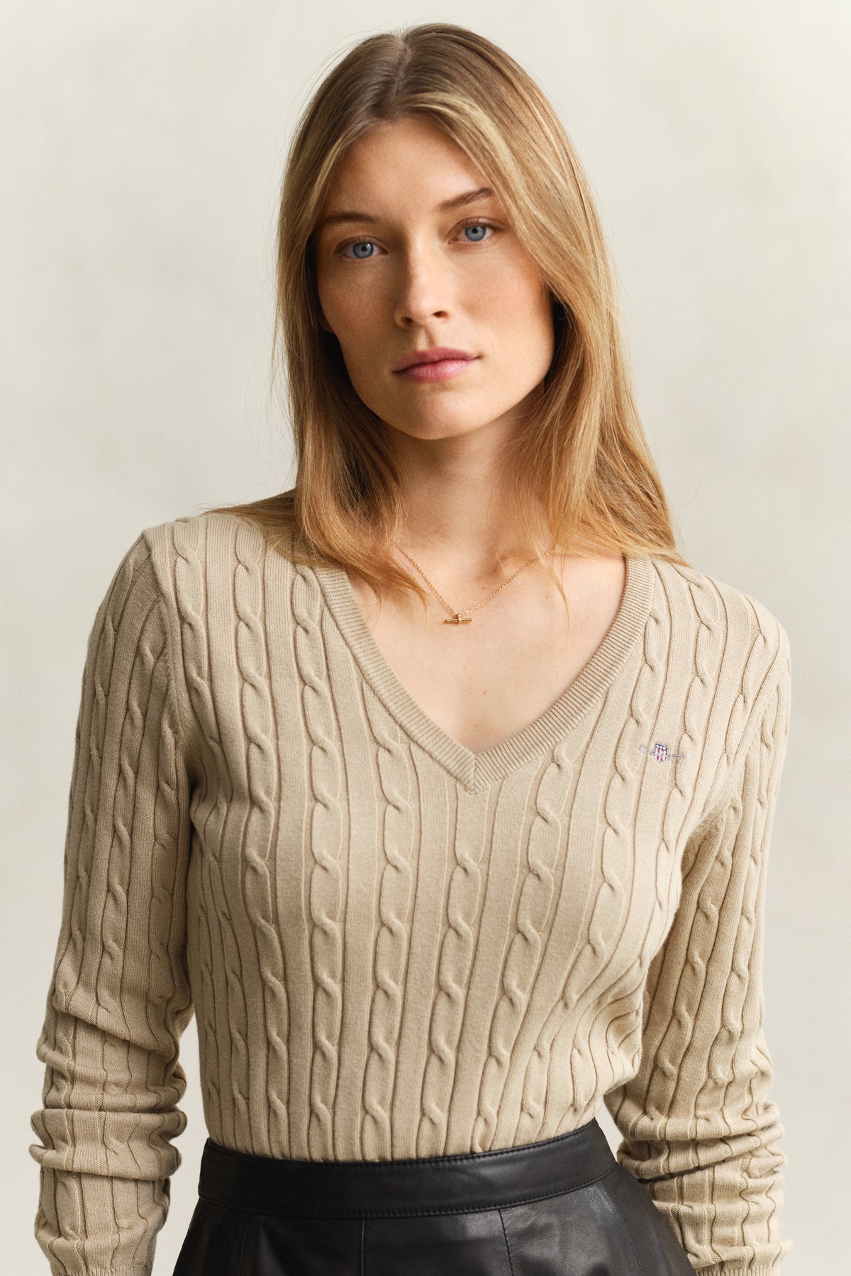 OAT BEIGE, STRETCH COTTON CABLE V-NECK, CLOSE-UP BY GANT AU.