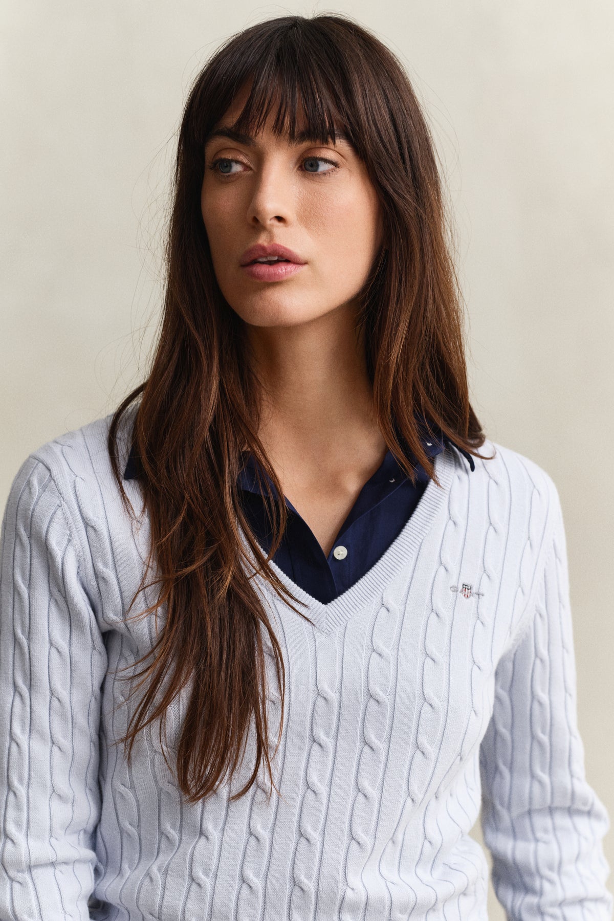 LIGHT BLUE, STRETCH COTTON CABLE V-NECK, CLOSE-UP BY GANT AU.