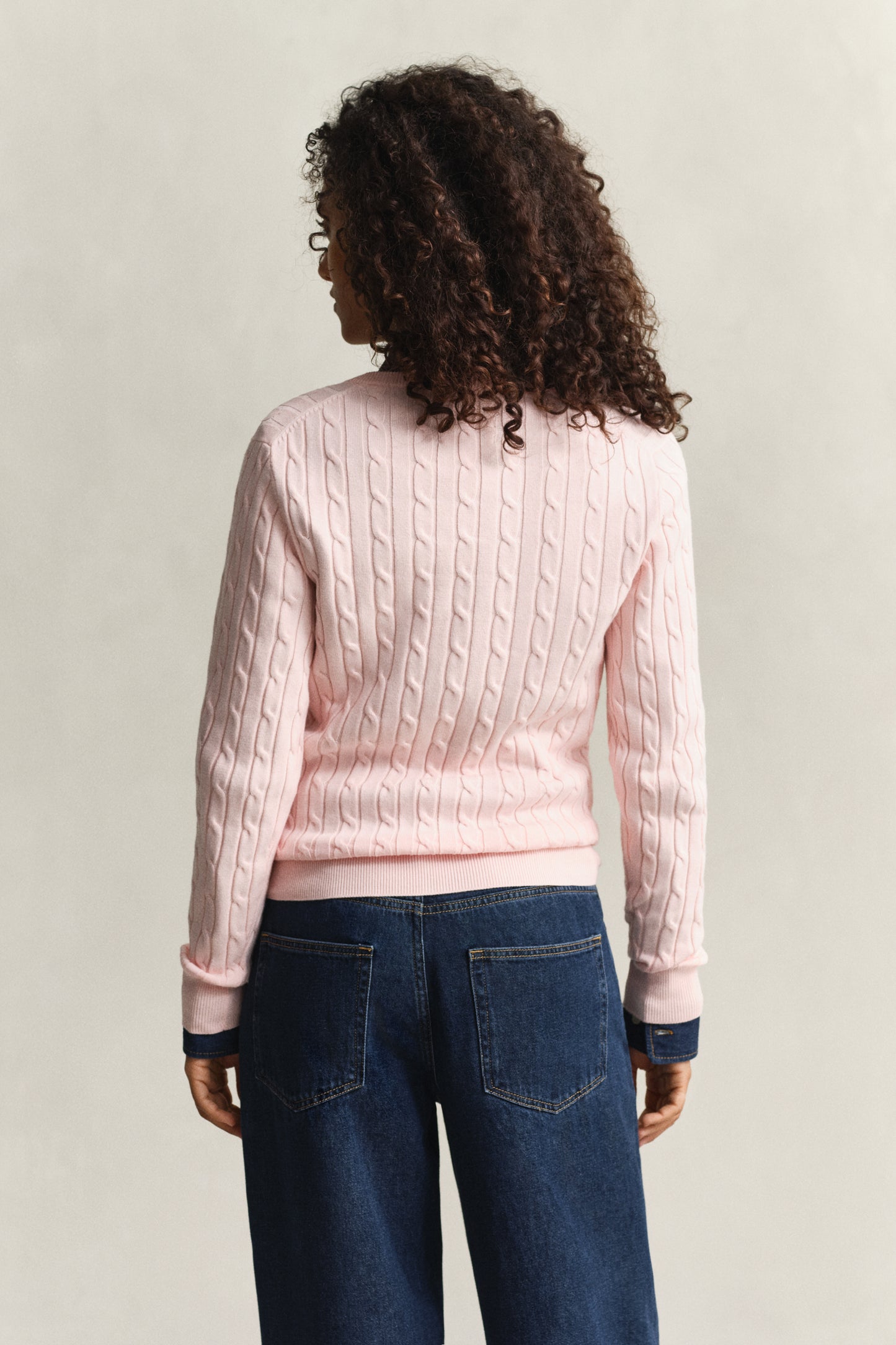 APRICOT PINK, STRETCH COTTON CABLE V-NECK, BACK-VIEW BY GANT AU.