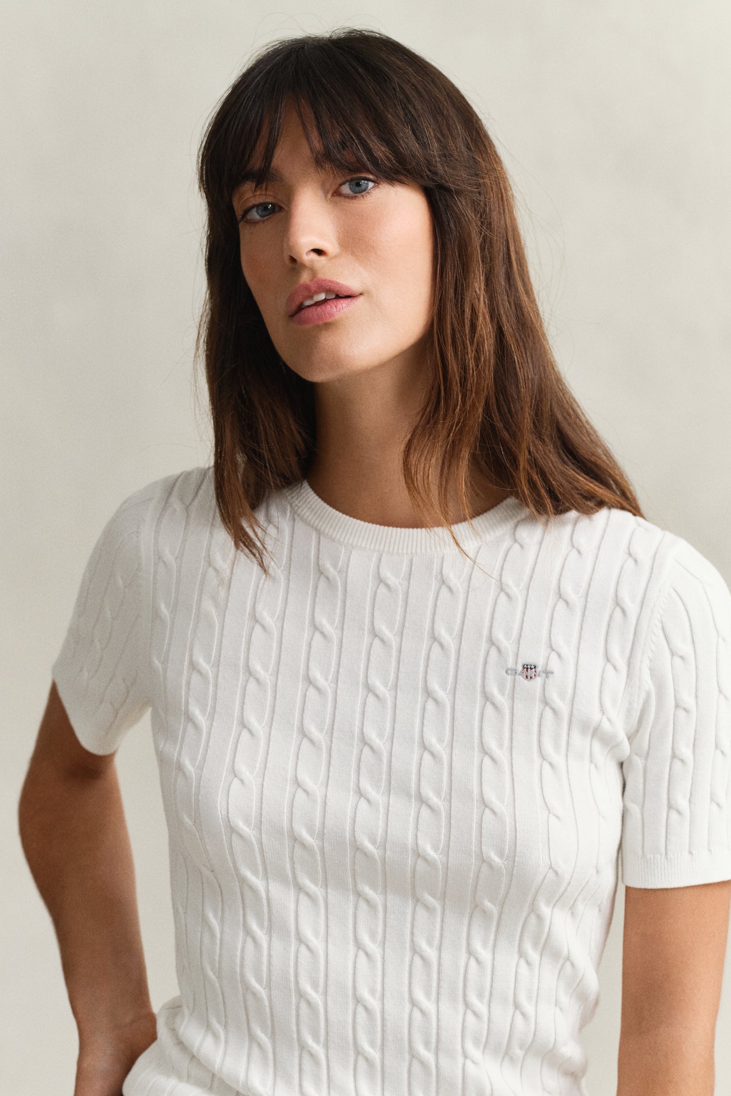 EGGSHELL, STRETCH COTTON CABLE SS C-NECK, CLOSE-UP BY GANT AU.