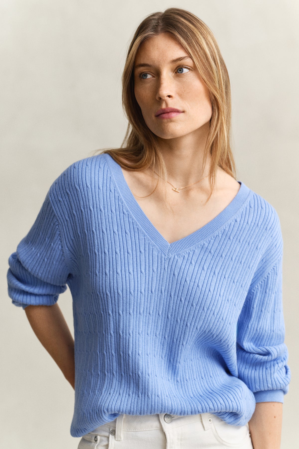 HYDRANGEA BLUE, CABLE KNIT V-NECK, CLOSE-UP BY GANT AU.