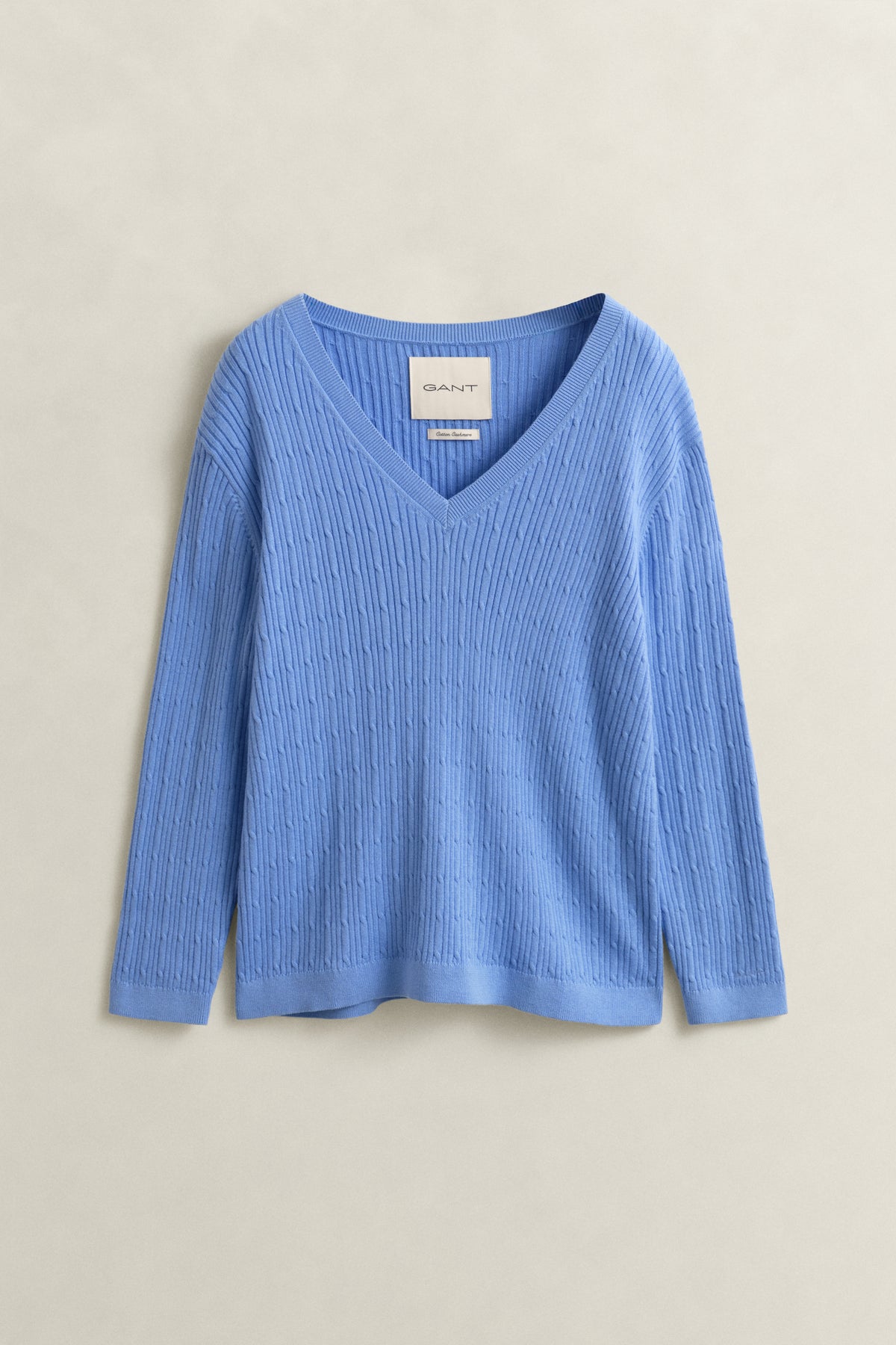 HYDRANGEA BLUE, CABLE KNIT V-NECK, FLAT-LAY BY GANT AU.