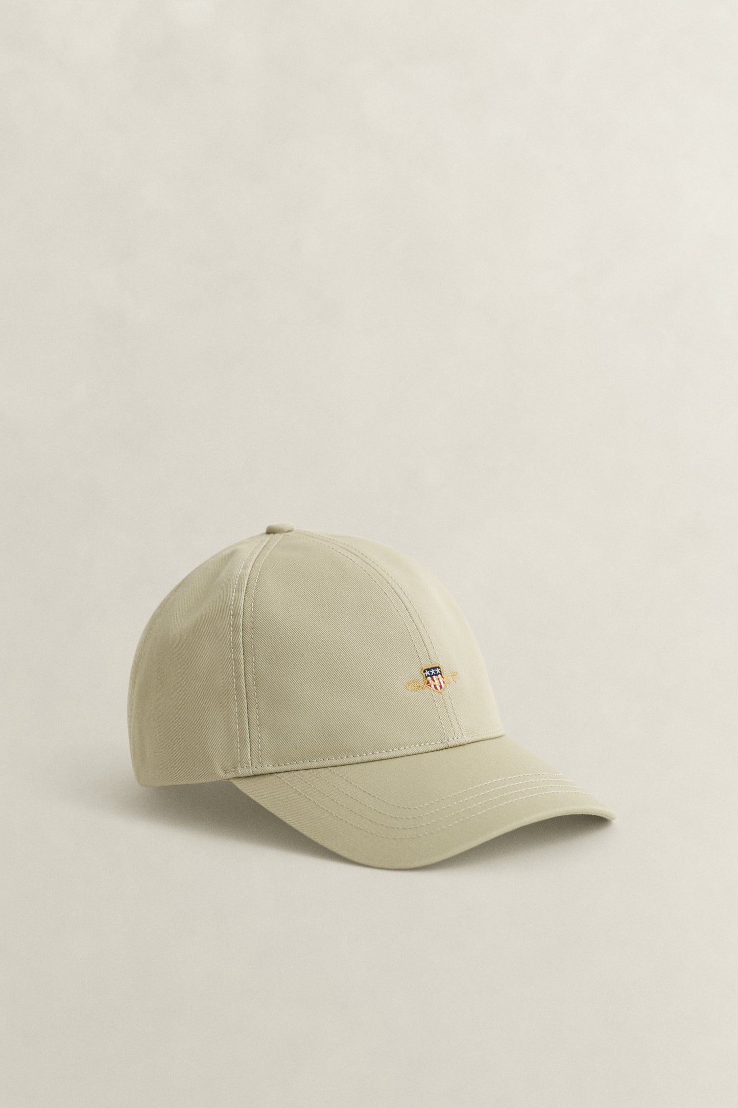 COUNTRY BEIGE, SHIELD COTTON TWILL CAP, FRONT-VIEW BY GANT AU.
