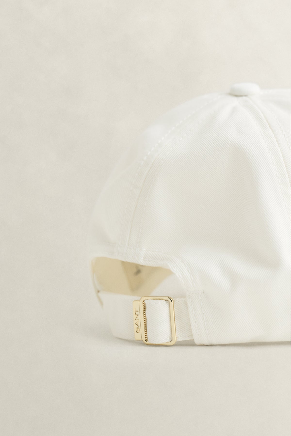 EGGSHELL, SHIELD COTTON TWILL CAP, CLOSE-UP BY GANT AU.
