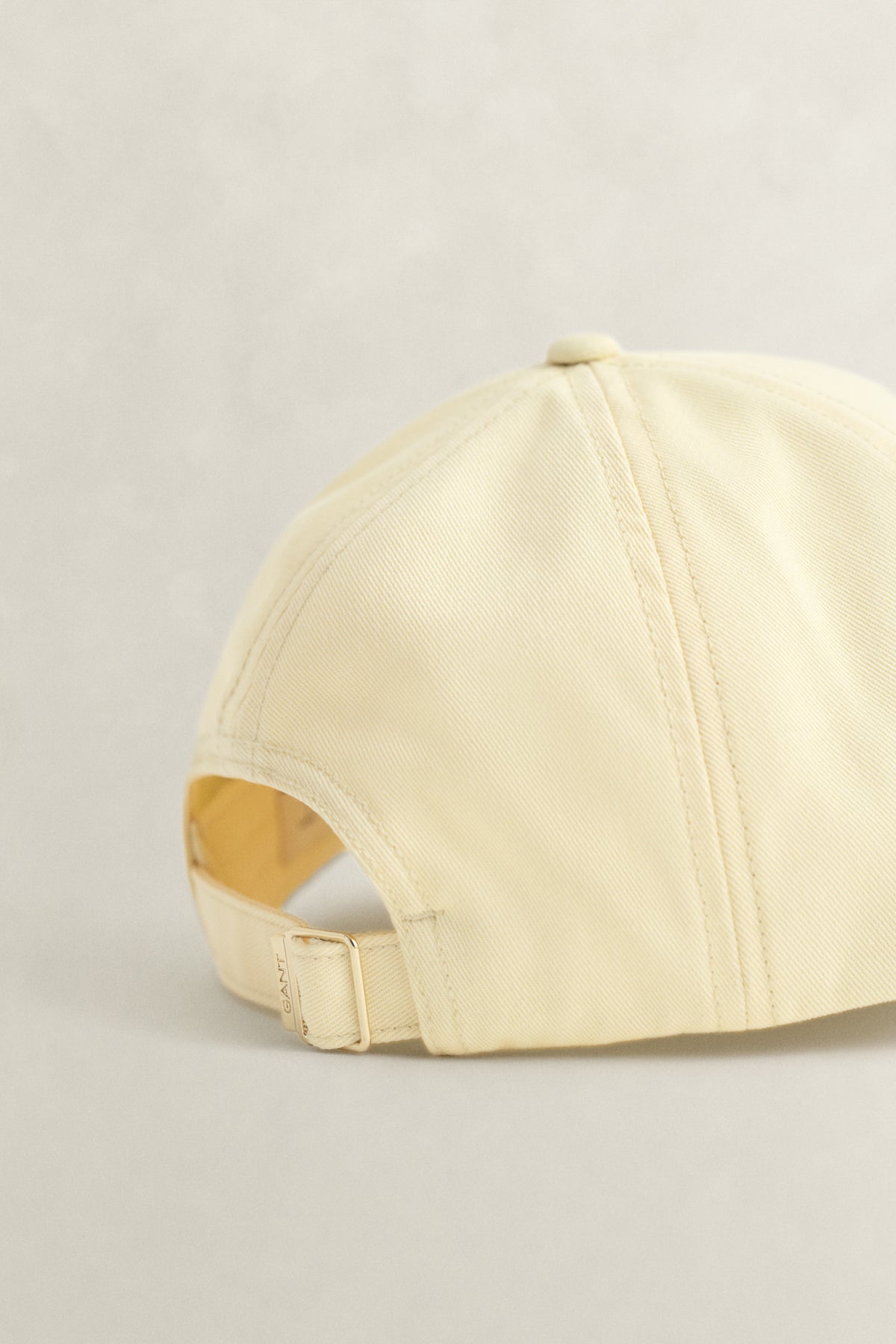 VANILLA YELLOW, SHIELD COTTON TWILL CAP, CLOSE-UP BY GANT AU.