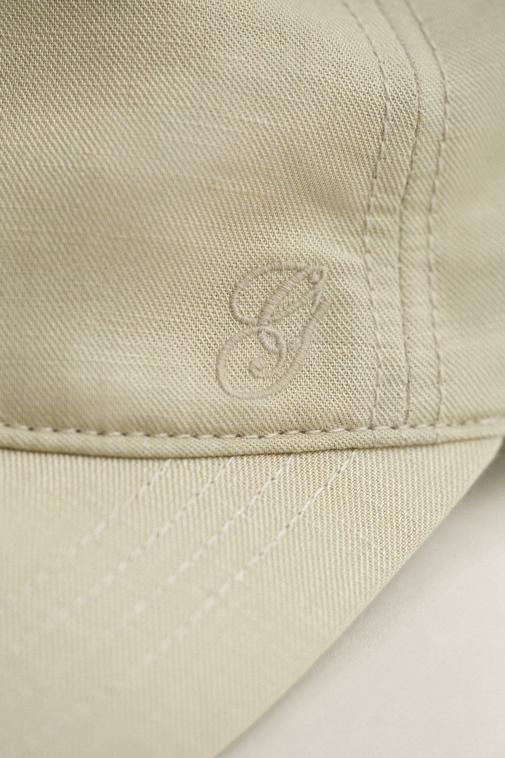 OAT BEIGE, LINEN BLEND CAP, CLOSE-UP BY GANT AU.
