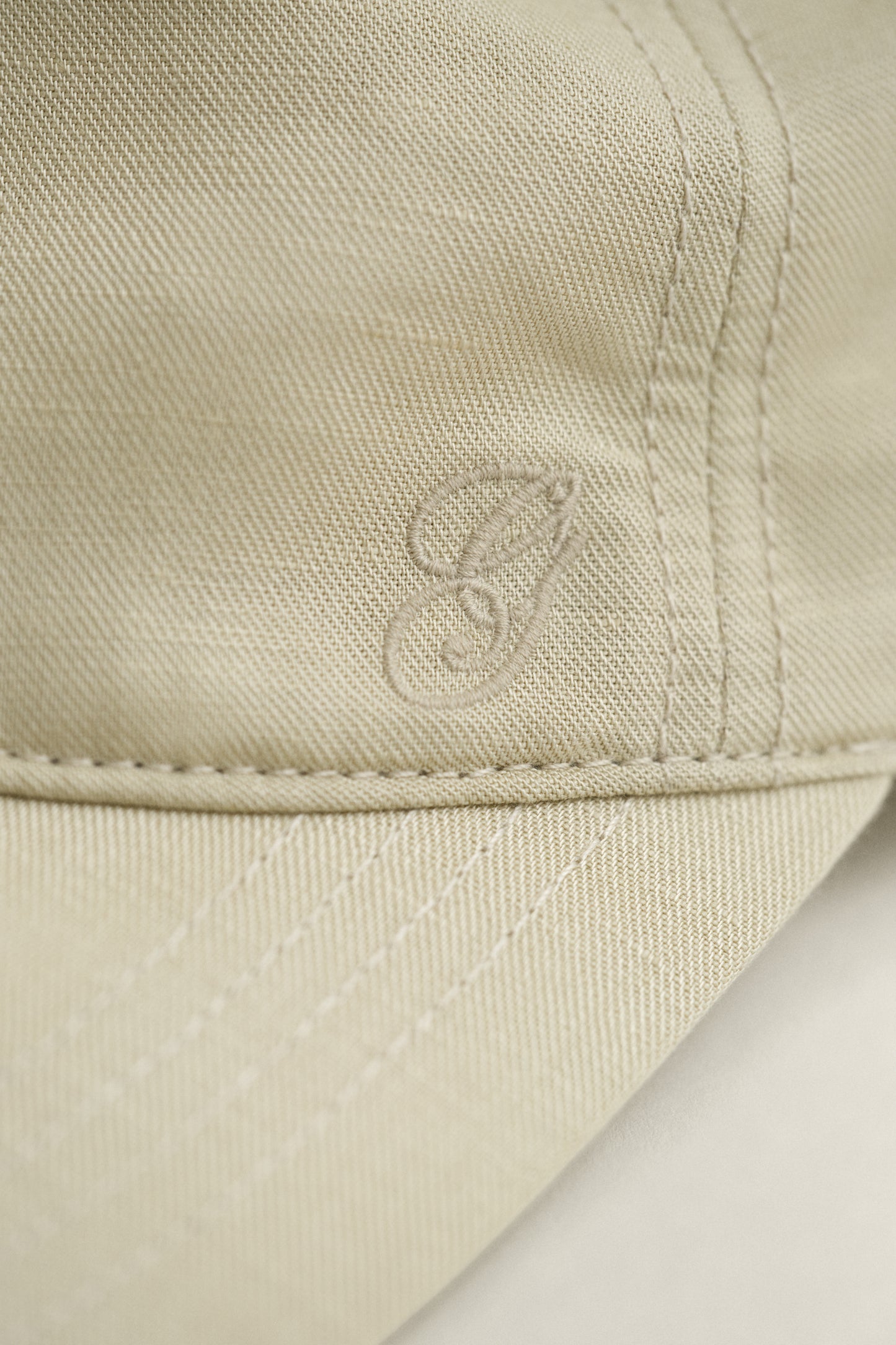 OAT BEIGE, LINEN BLEND CAP, CLOSE-UP BY GANT AU.
