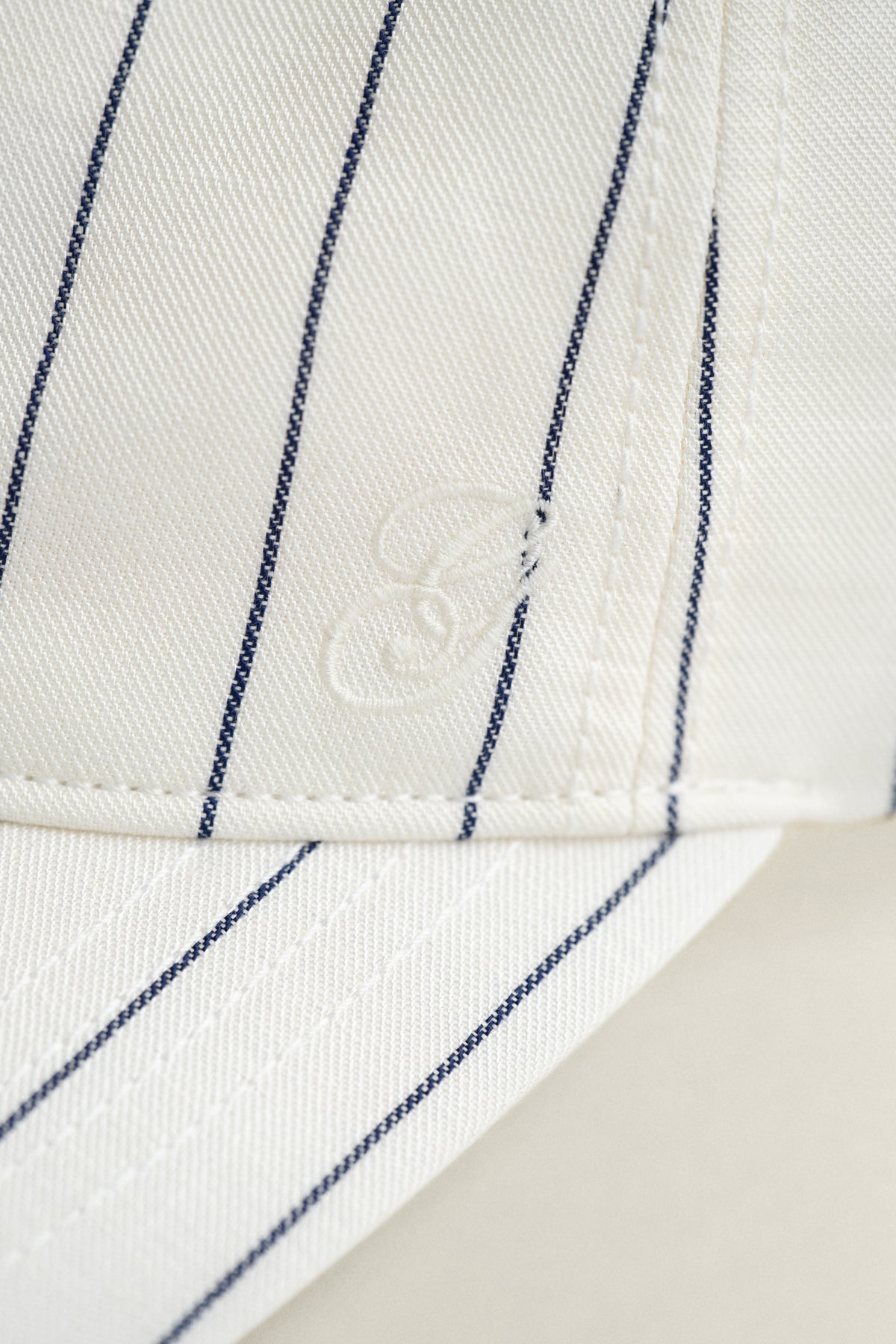 EGGSHELL, STRIPED LINEN BLEND CAP, CLOSE-UP BY GANT AU.