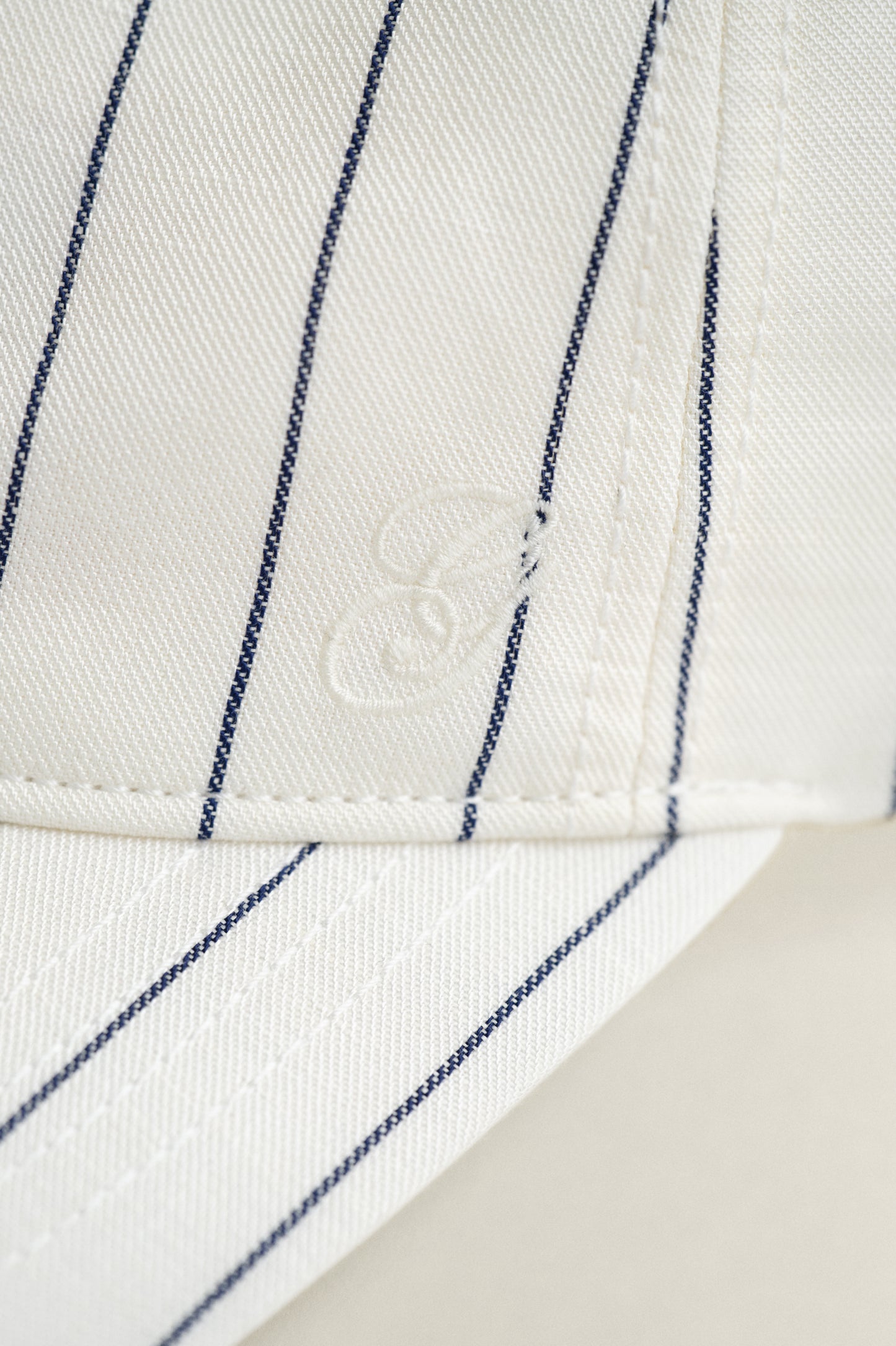 EGGSHELL, STRIPED LINEN BLEND CAP, CLOSE-UP BY GANT AU.
