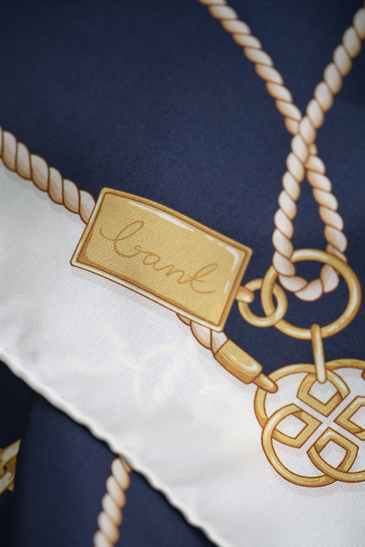 EVENING BLUE, CHAIN PRINT SILK SCARF, CLOSE-UP BY GANT AU.