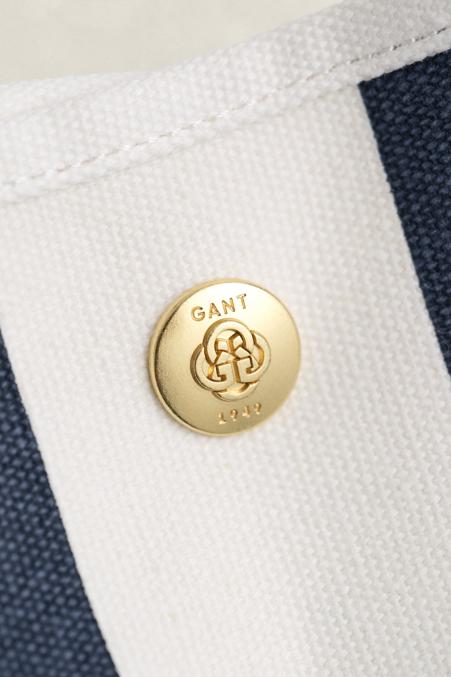 NAVY, AOP CANVAS BEACH BAG, CLOSE-UP BY GANT AU.