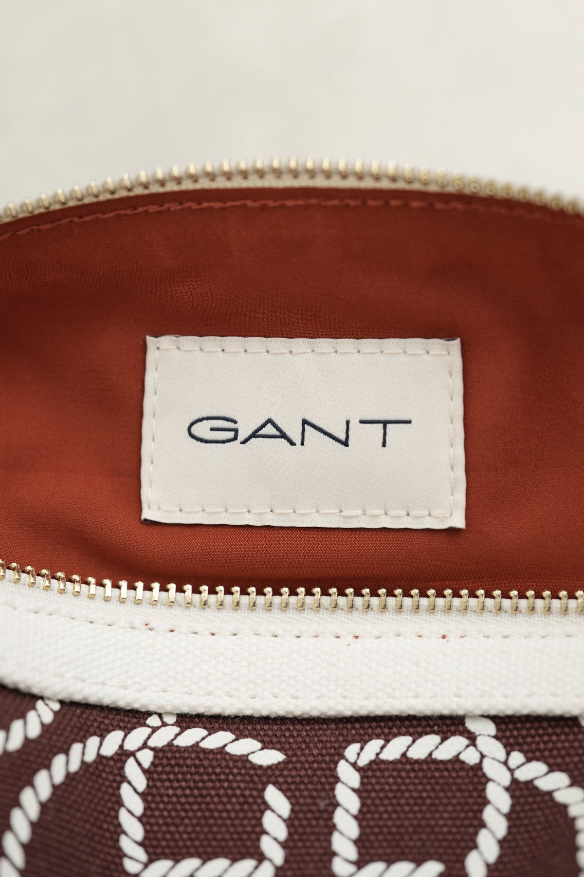FRESH SOIL, AOP CANVAS WASHBAG, FLAT-LAY BY GANT AU.