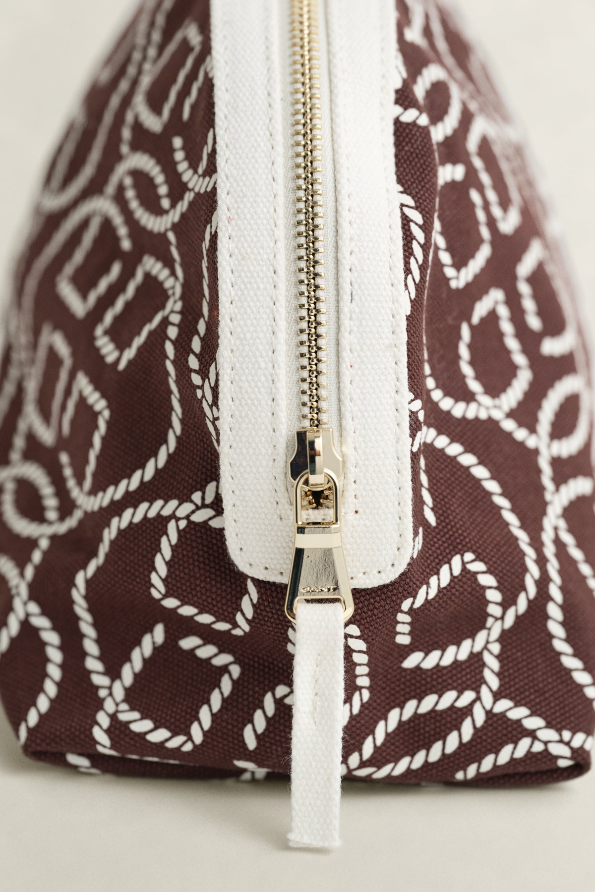 FRESH SOIL, AOP CANVAS WASHBAG, CLOSE-UP BY GANT AU.