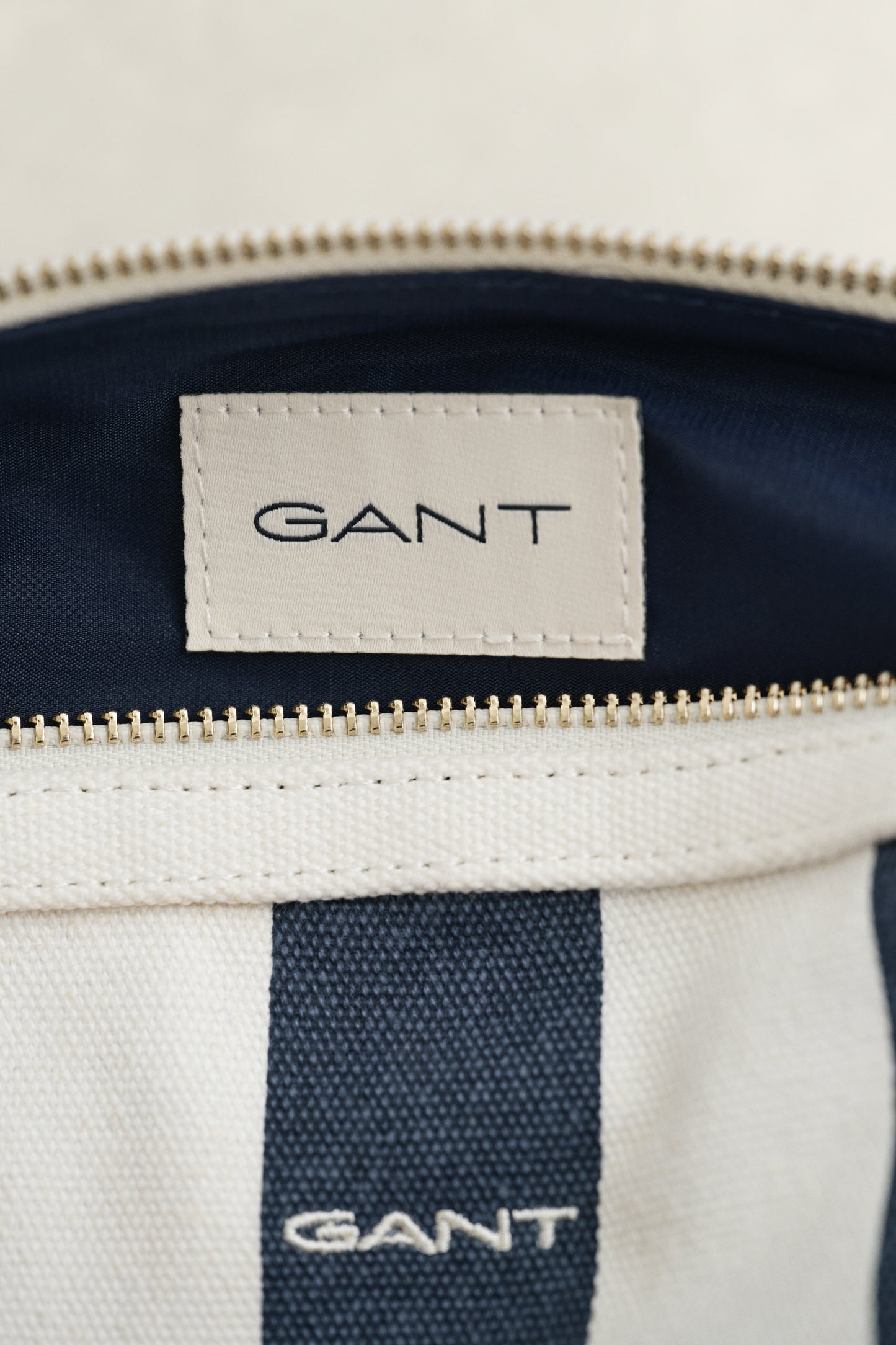 NAVY, AOP CANVAS WASHBAG, FLAT-LAY BY GANT AU.
