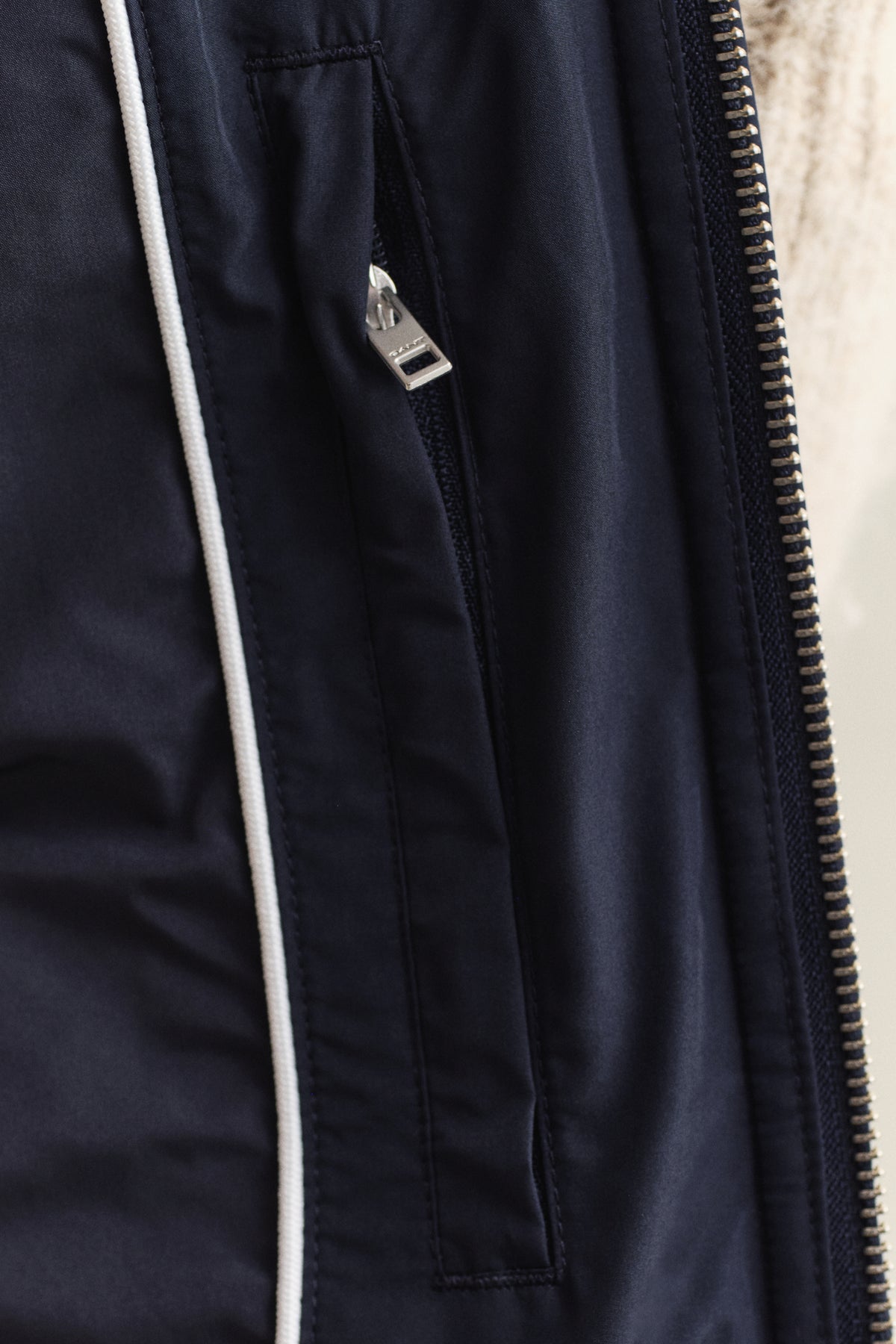 EVENING BLUE, QUILTED WINDCHEATER VEST, CLOSE-UP BY GANT AU.