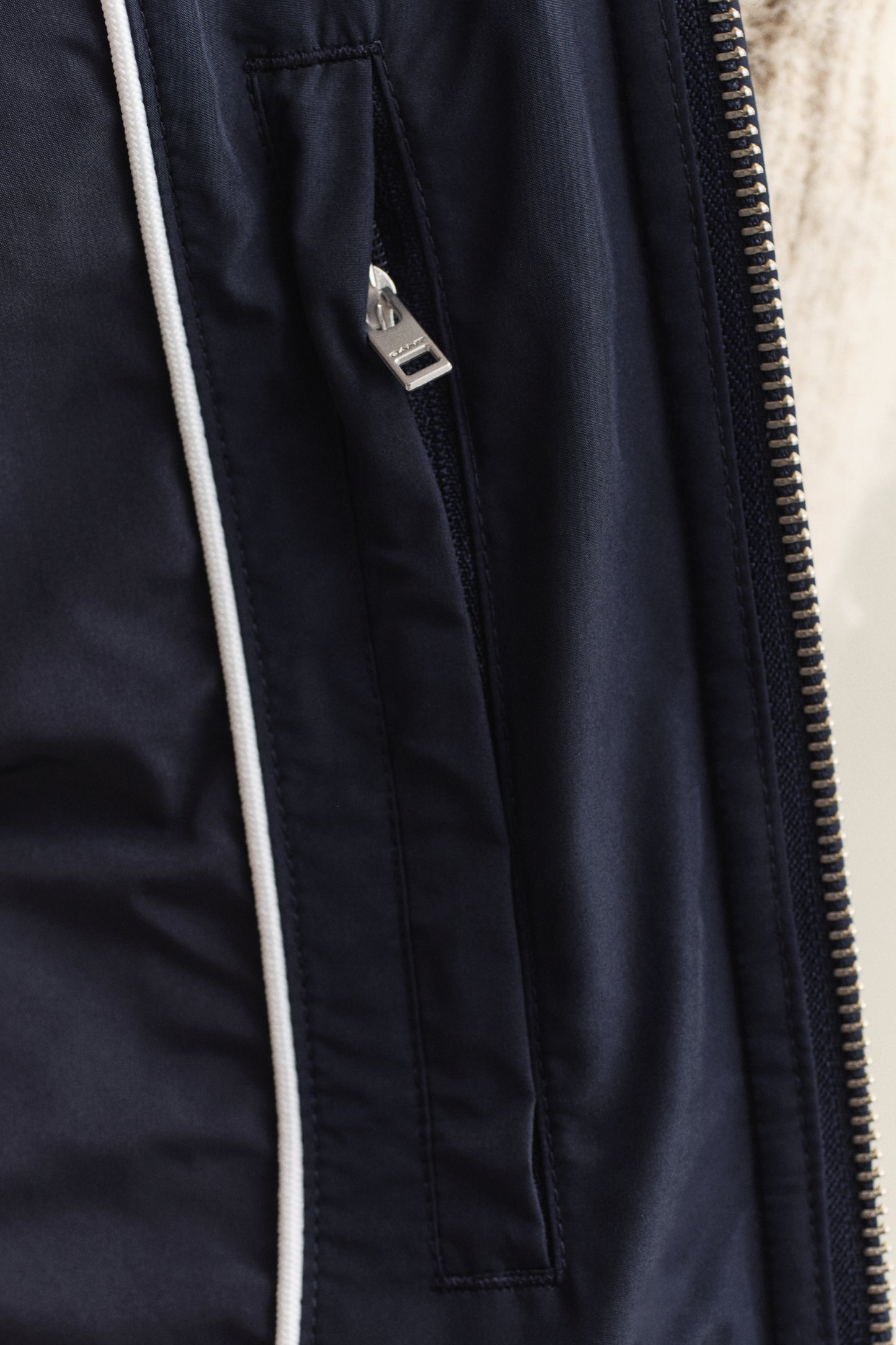 EVENING BLUE, QUILTED WINDCHEATER VEST, CLOSE-UP BY GANT AU.