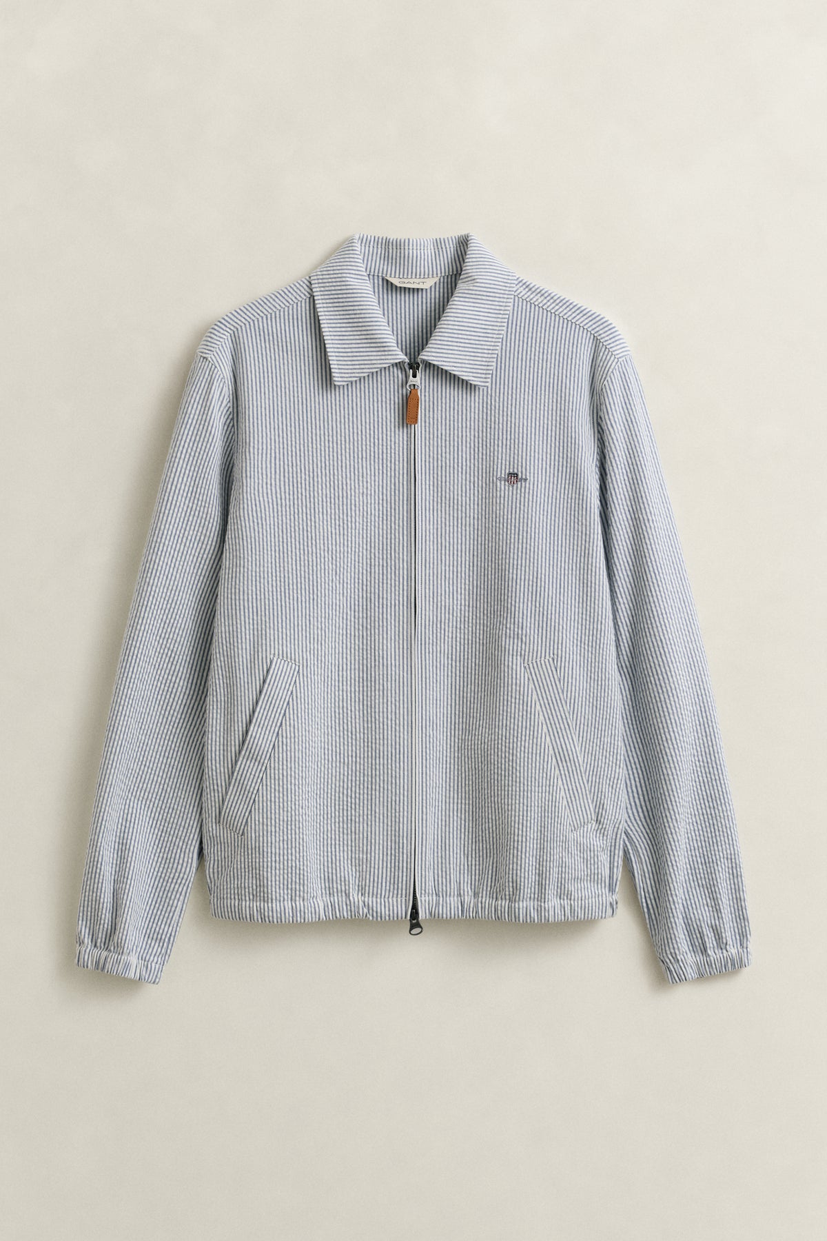 VINTAGE BLUE, SEERSUCKER WINDCHEATER JACKET, FLAT-LAY BY GANT AU.