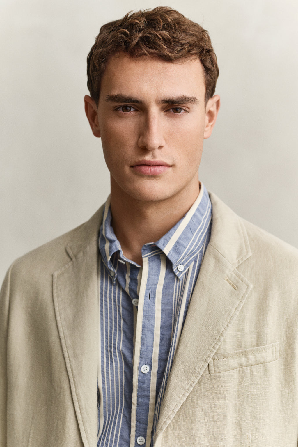 OAT BEIGE, GMNT DYE LINEN BLAZER, CLOSE-UP BY GANT AU.