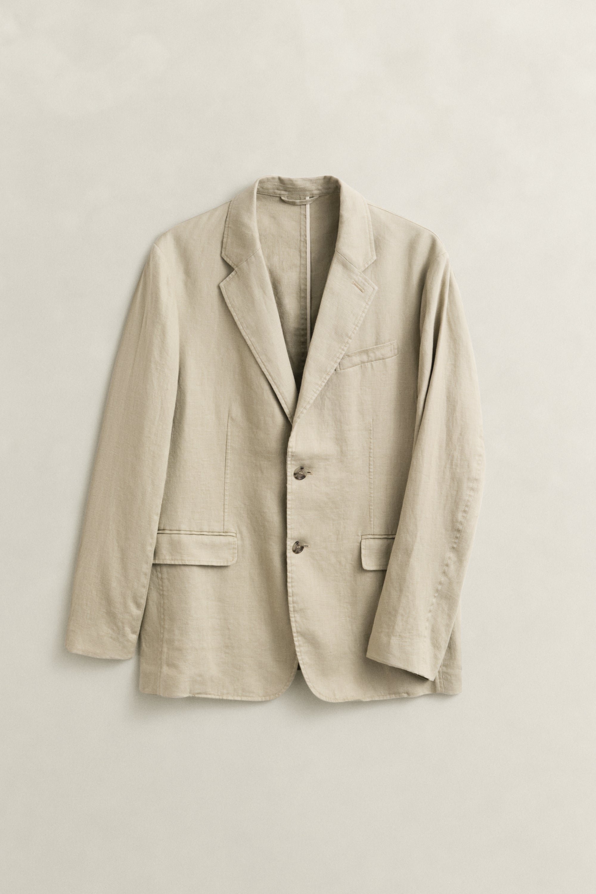 OAT BEIGE, GMNT DYE LINEN BLAZER, FLAT-LAY BY GANT AU.