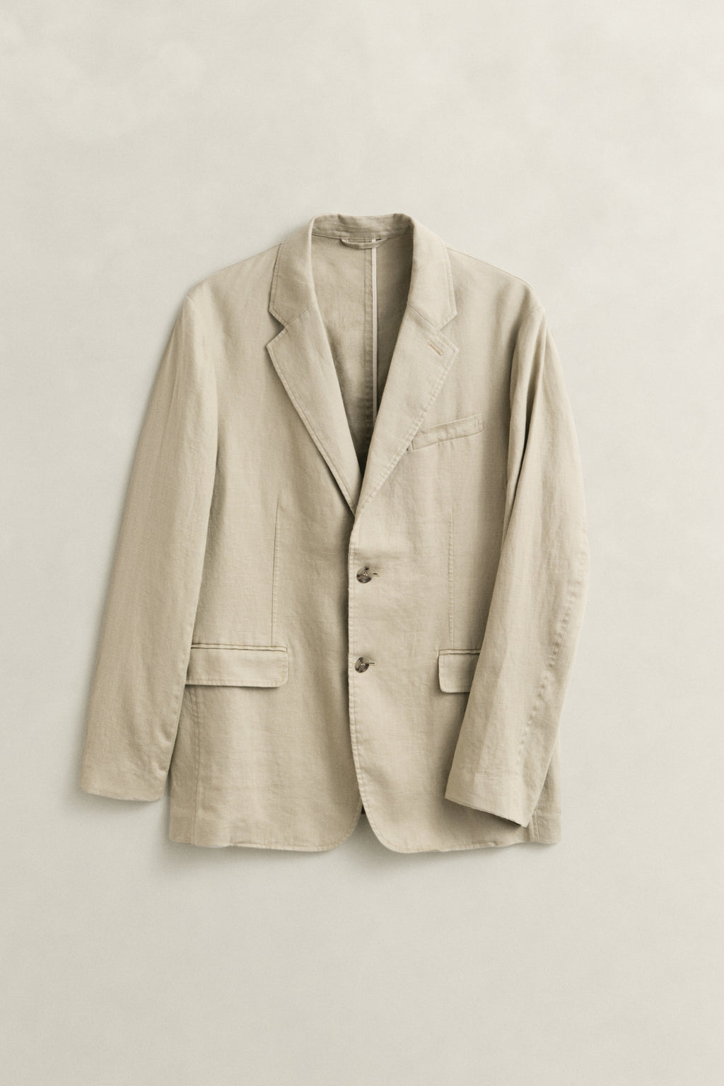 OAT BEIGE, GMNT DYE LINEN BLAZER, FLAT-LAY BY GANT AU.