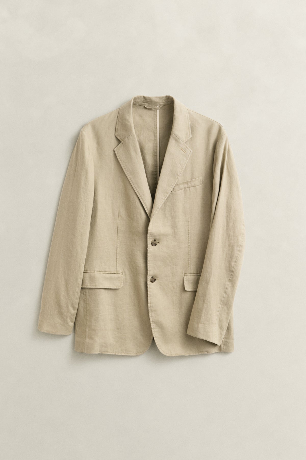 OAT BEIGE, GMNT DYE LINEN BLAZER, FLAT-LAY BY GANT AU.