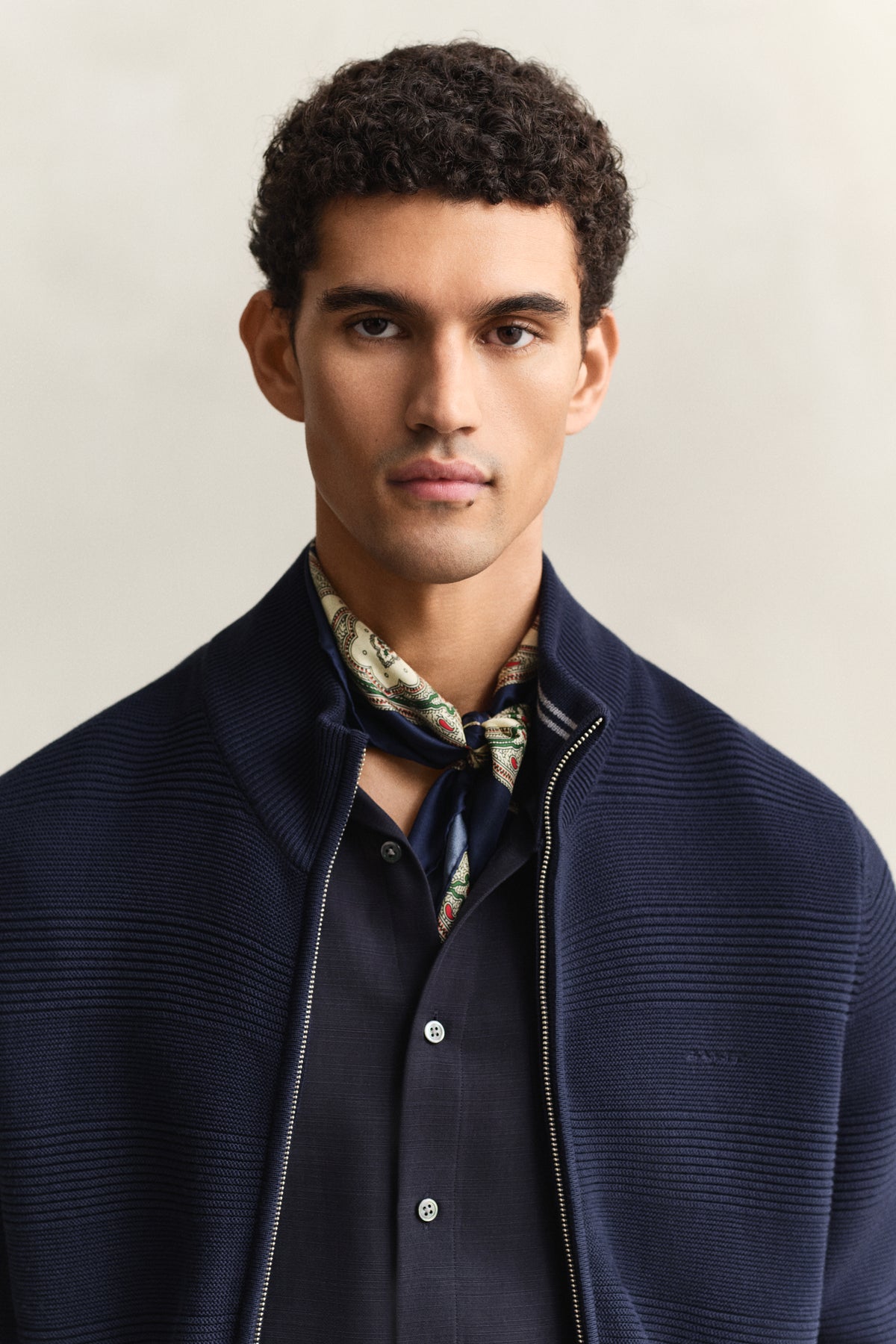 EVENING BLUE, COTTON TEXTURE ZIPPED CARDIGAN, CLOSE-UP BY GANT AU.